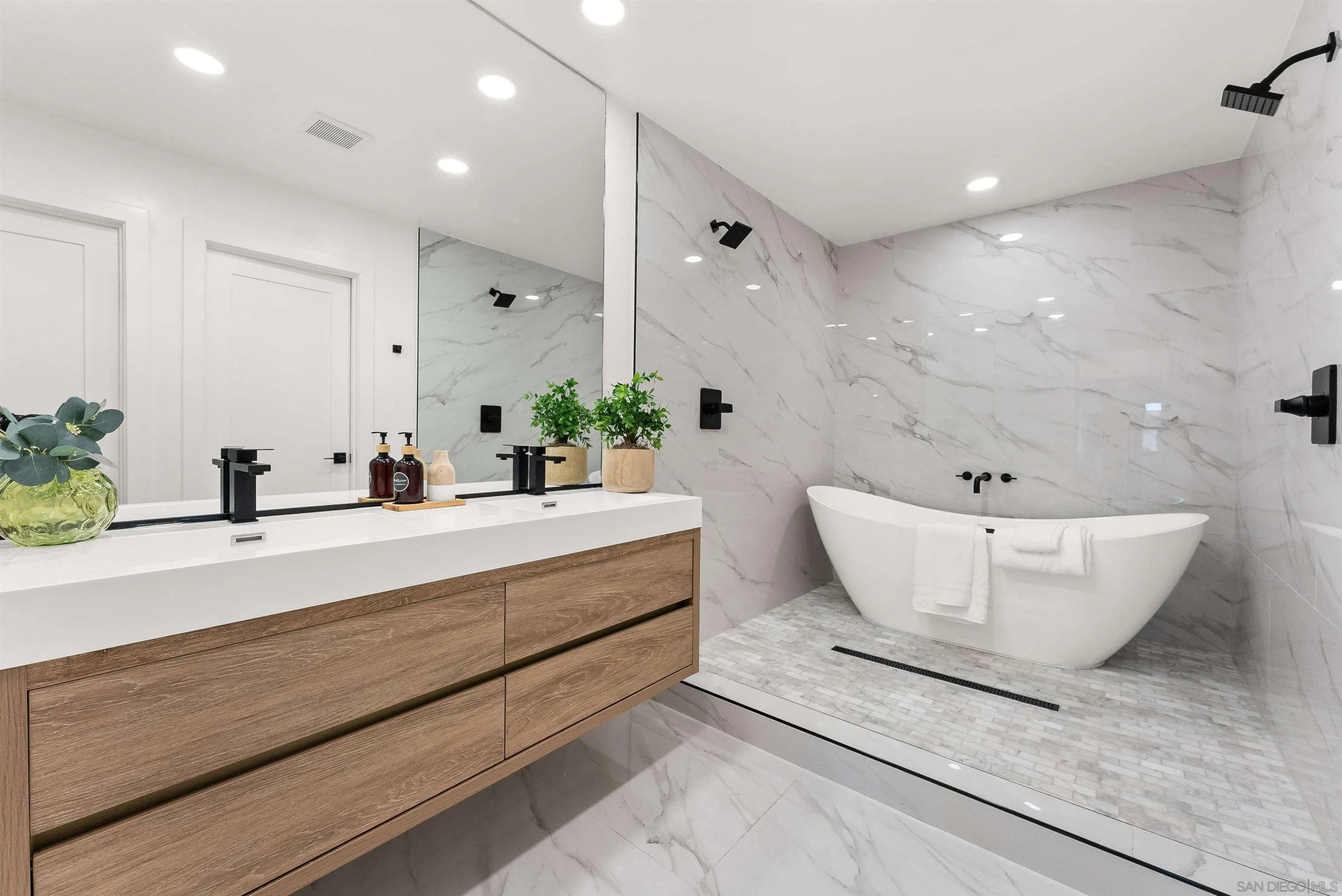 https://cdn.realtyfeed.com/cdn/127/260002768/f5ee37666bbe0a592888de4af965b209.webp