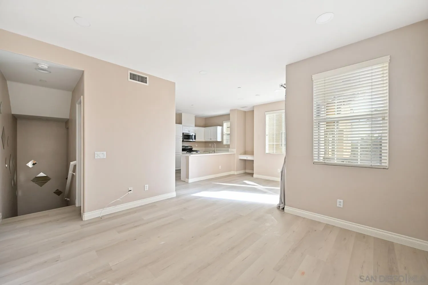 https://cdn.realtyfeed.com/cdn/127/260002801/049073493b004b835d7b342ae0da5ba4.webp