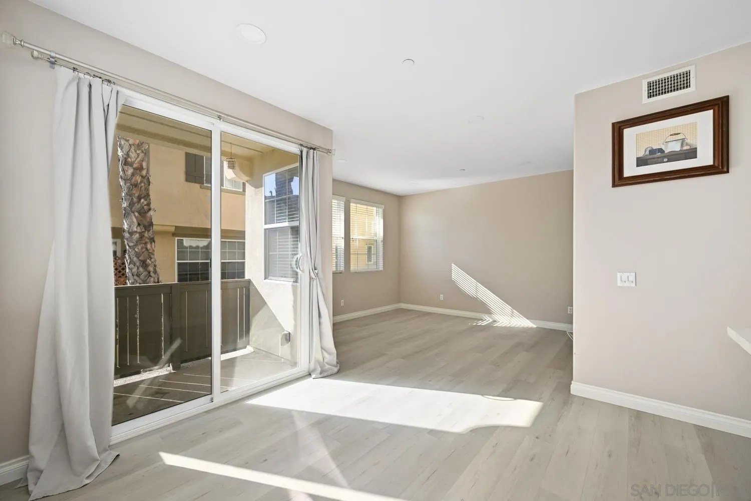 https://cdn.realtyfeed.com/cdn/127/260002801/715c93a7815f624d67c3d85dd833e455.webp