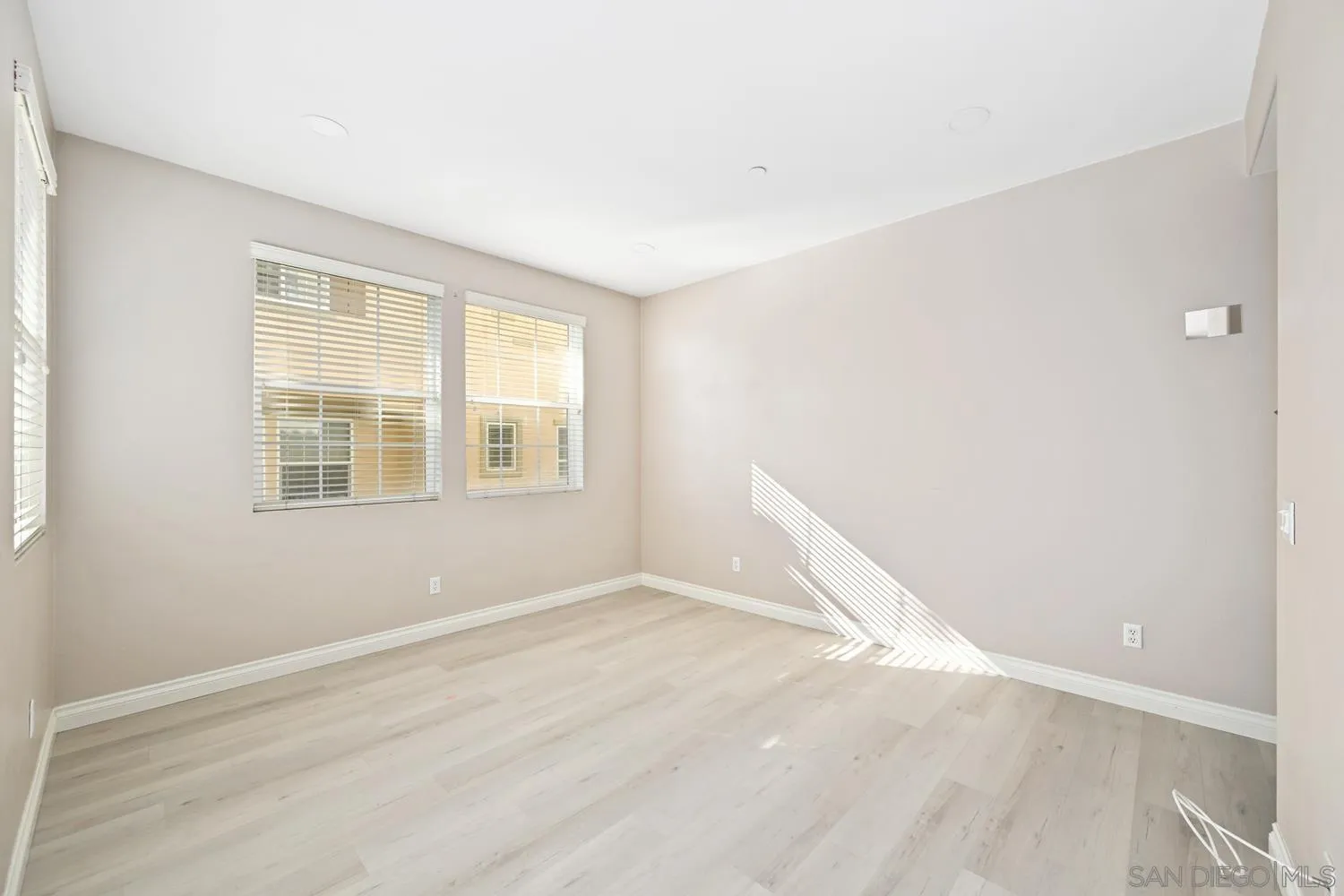 https://cdn.realtyfeed.com/cdn/127/260002801/9116e0f802b69524519d8dc61b6fb2e1.webp