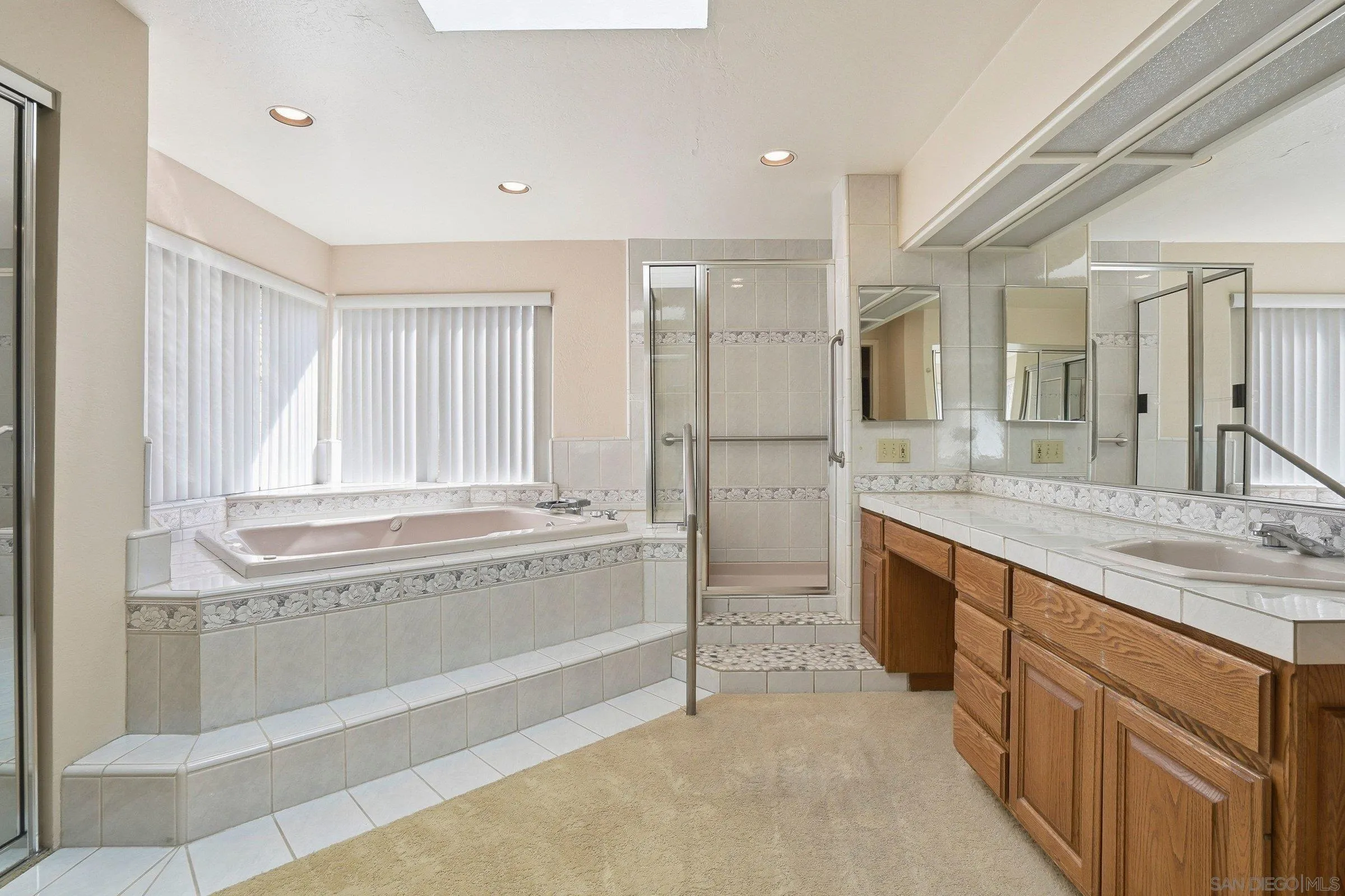 https://cdn.realtyfeed.com/cdn/127/260002808/c60126d54d153f85b36ca37184bcf898.webp