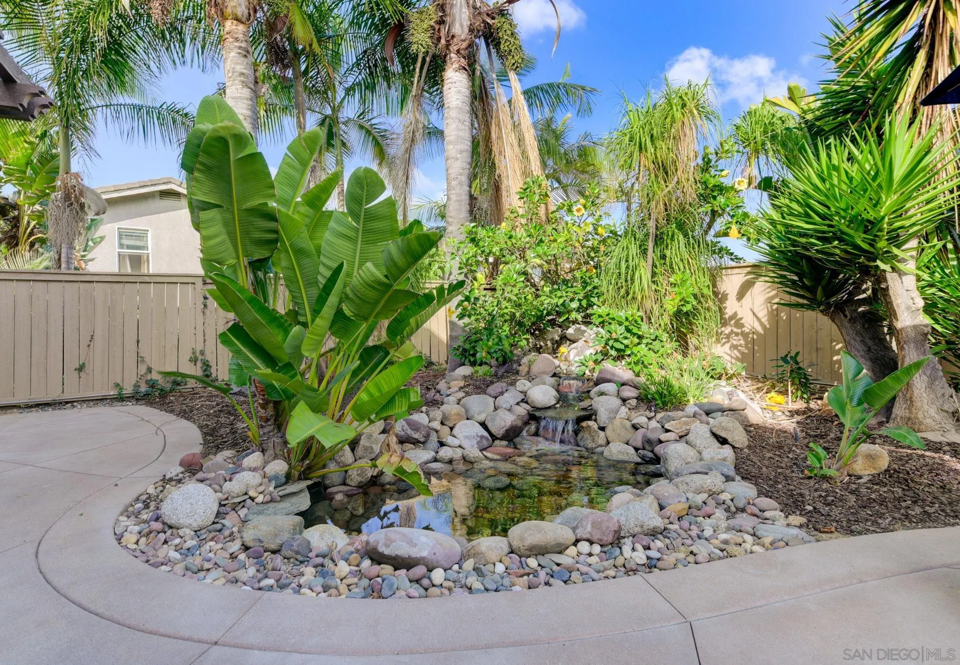 https://cdn.realtyfeed.com/cdn/127/260002812/453db106a13ea1c4179d4d21d0f90c29.webp