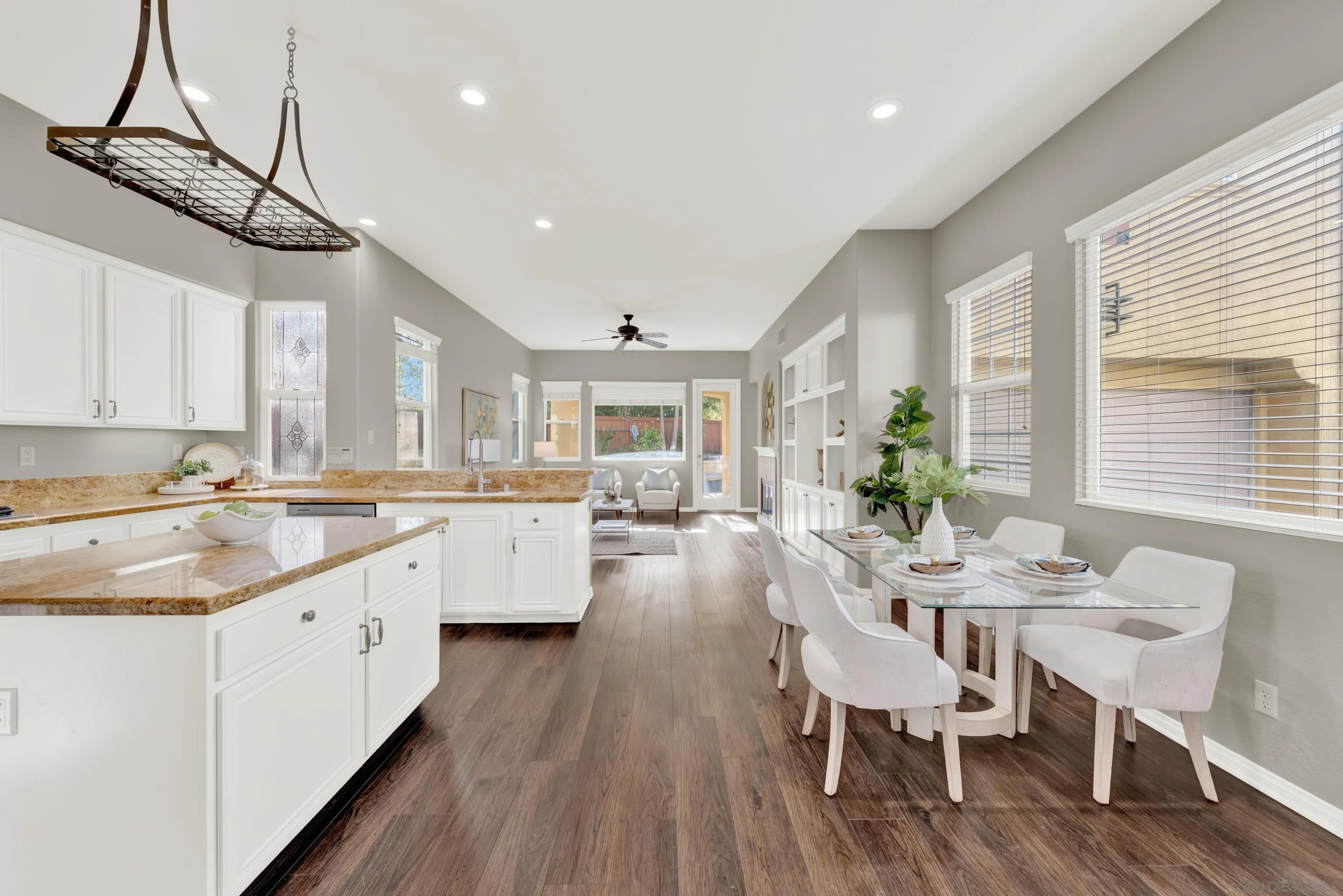 https://cdn.realtyfeed.com/cdn/127/260002822/b00218a114e6b0d313c12903a387e315.webp