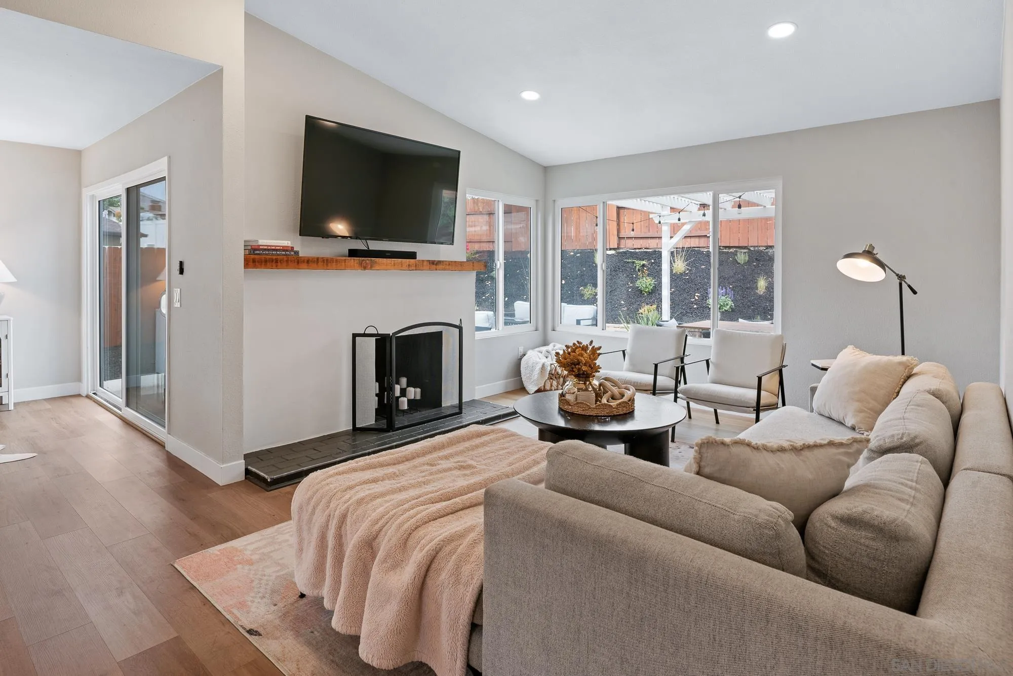 https://cdn.realtyfeed.com/cdn/127/260002825/ede37bdf67875a63d9f9e3a29d60a7c7.webp