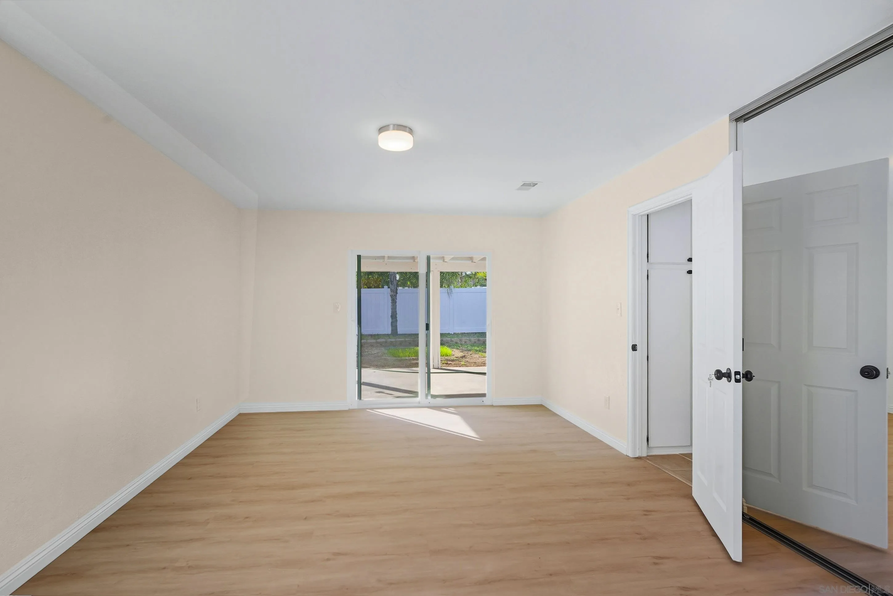 https://cdn.realtyfeed.com/cdn/127/260002827/2392b9aa3e0be51e0fd36cbf3c3fd1fd.webp