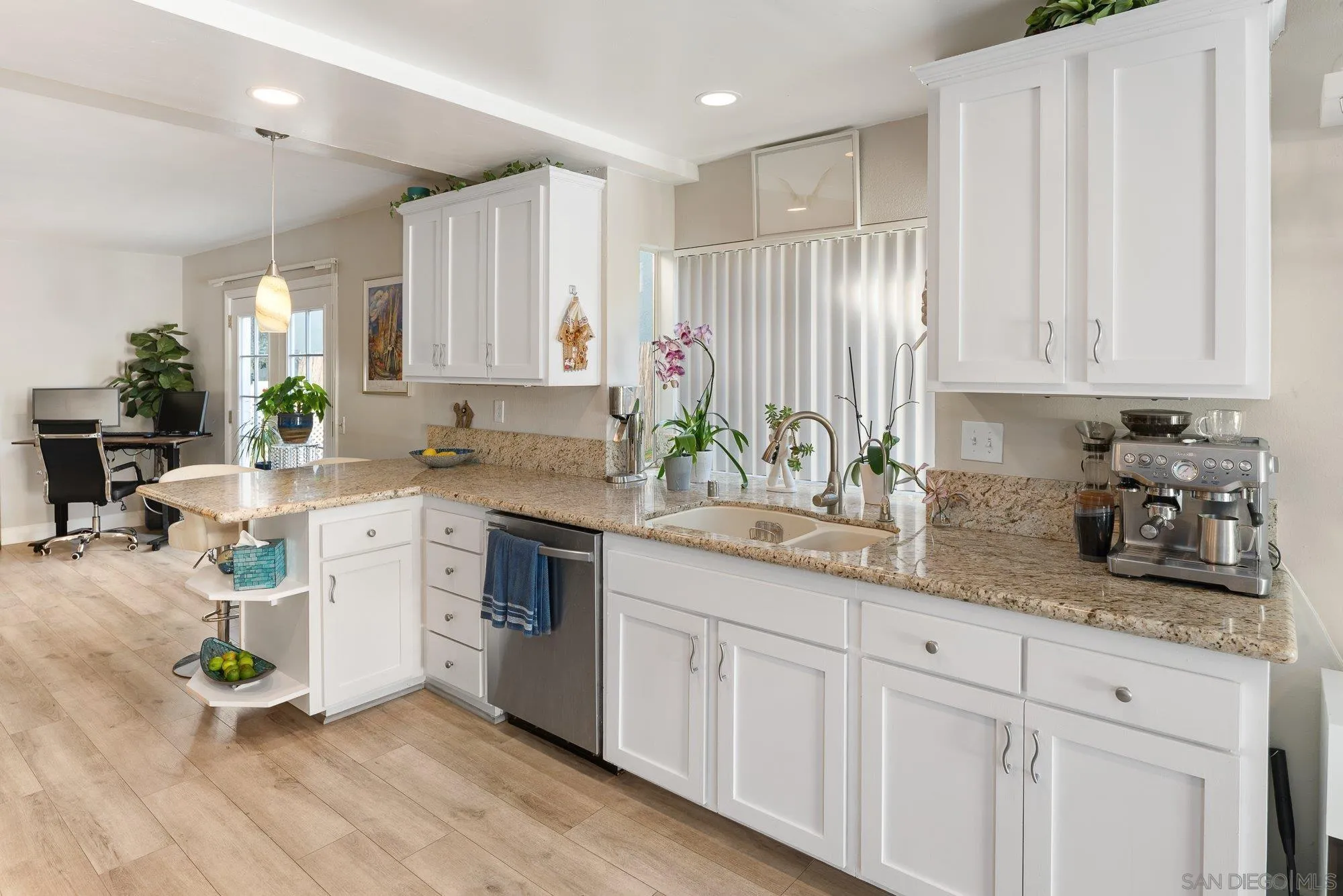 https://cdn.realtyfeed.com/cdn/127/260002834/7ee26ee9e0afc95b7f7595b7ce77862c.webp