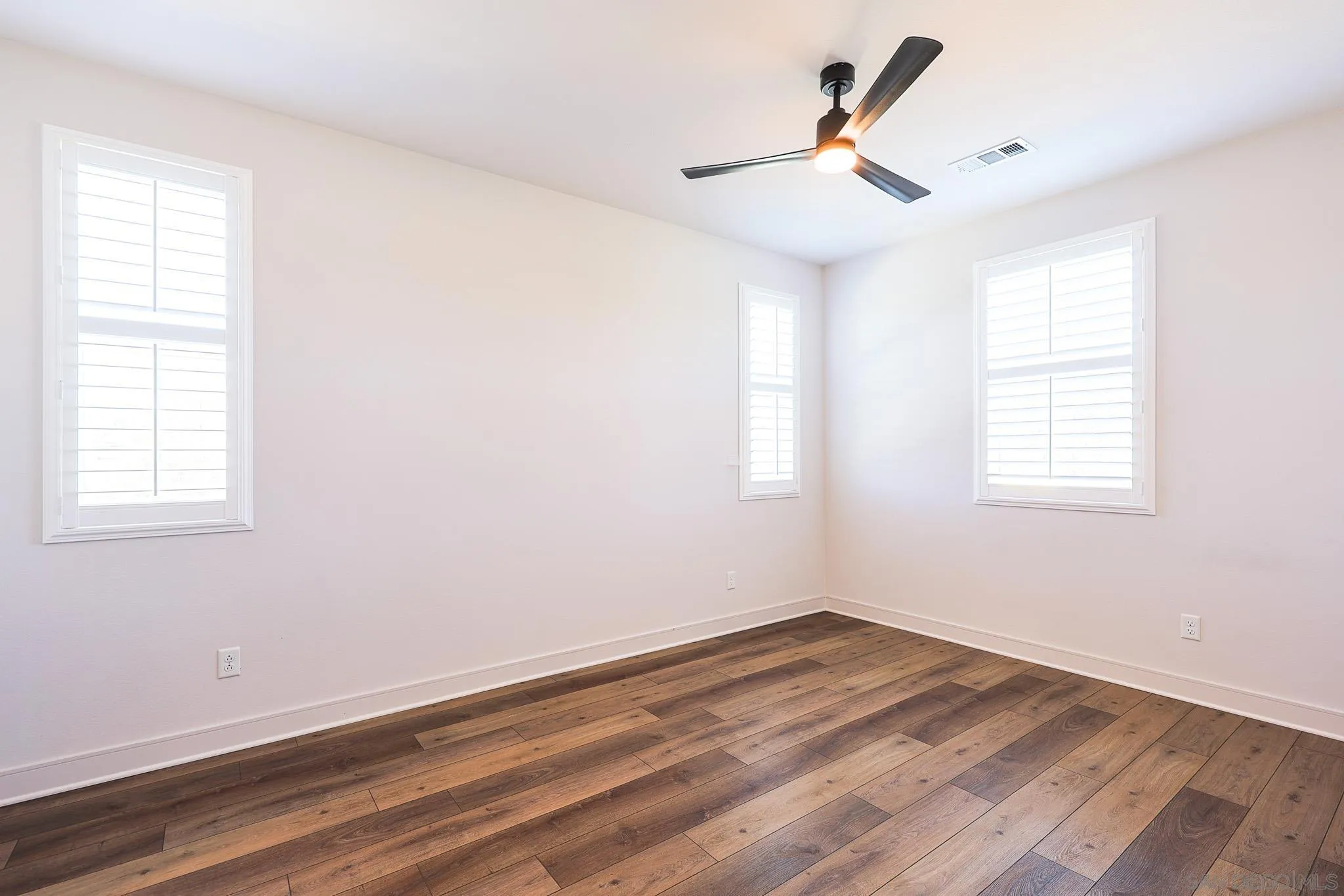 https://cdn.realtyfeed.com/cdn/127/260002847/3309934643684fba794d3c46613f1c20.webp