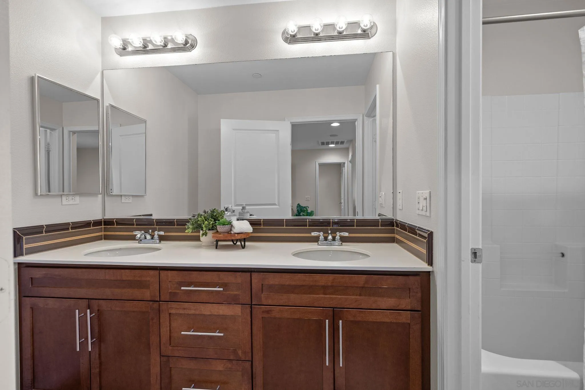 https://cdn.realtyfeed.com/cdn/127/260002879/6428633e28f3c24fd2036ba4a6155672.webp