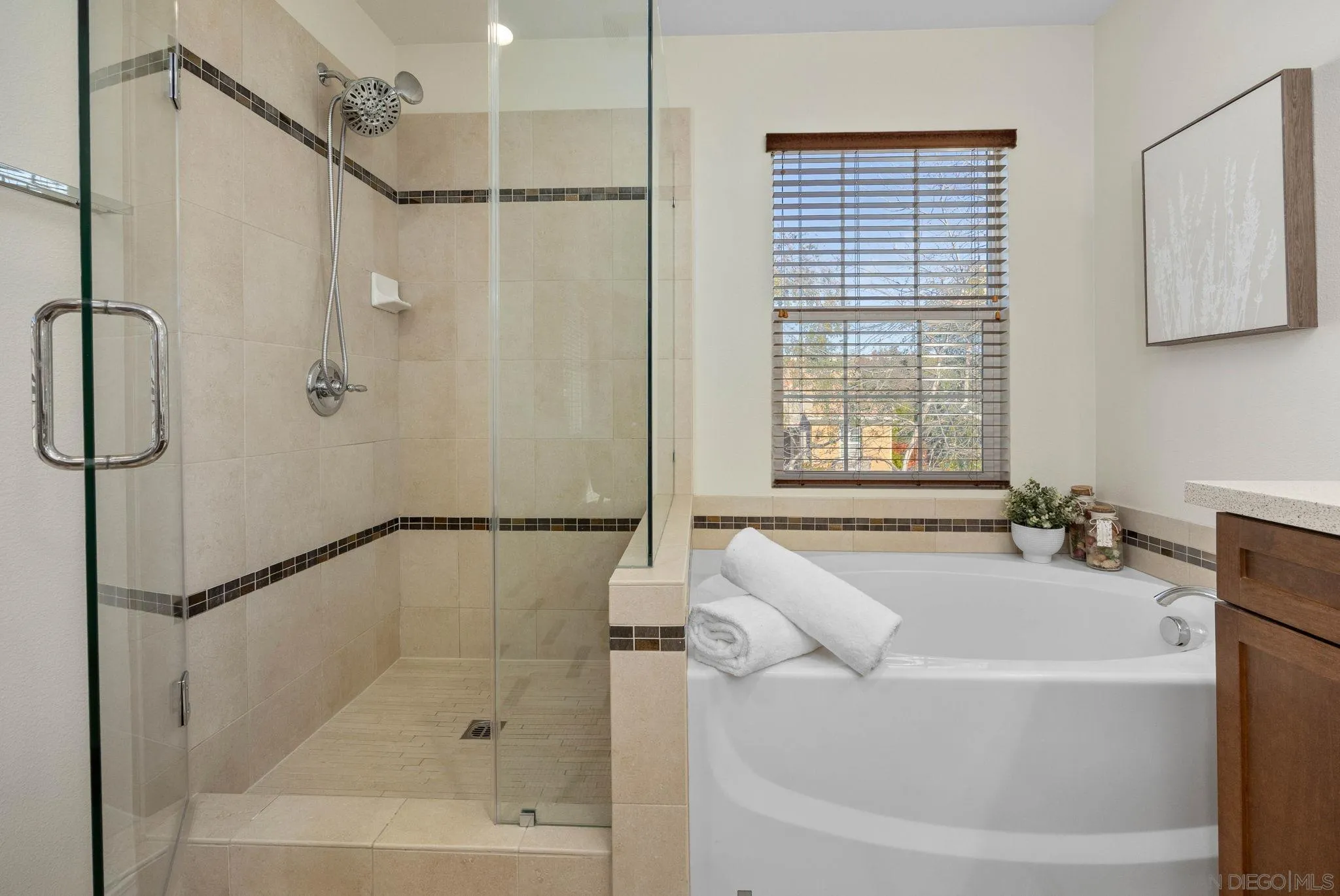 https://cdn.realtyfeed.com/cdn/127/260002879/848062407097a6c281062afe7f1aca99.webp