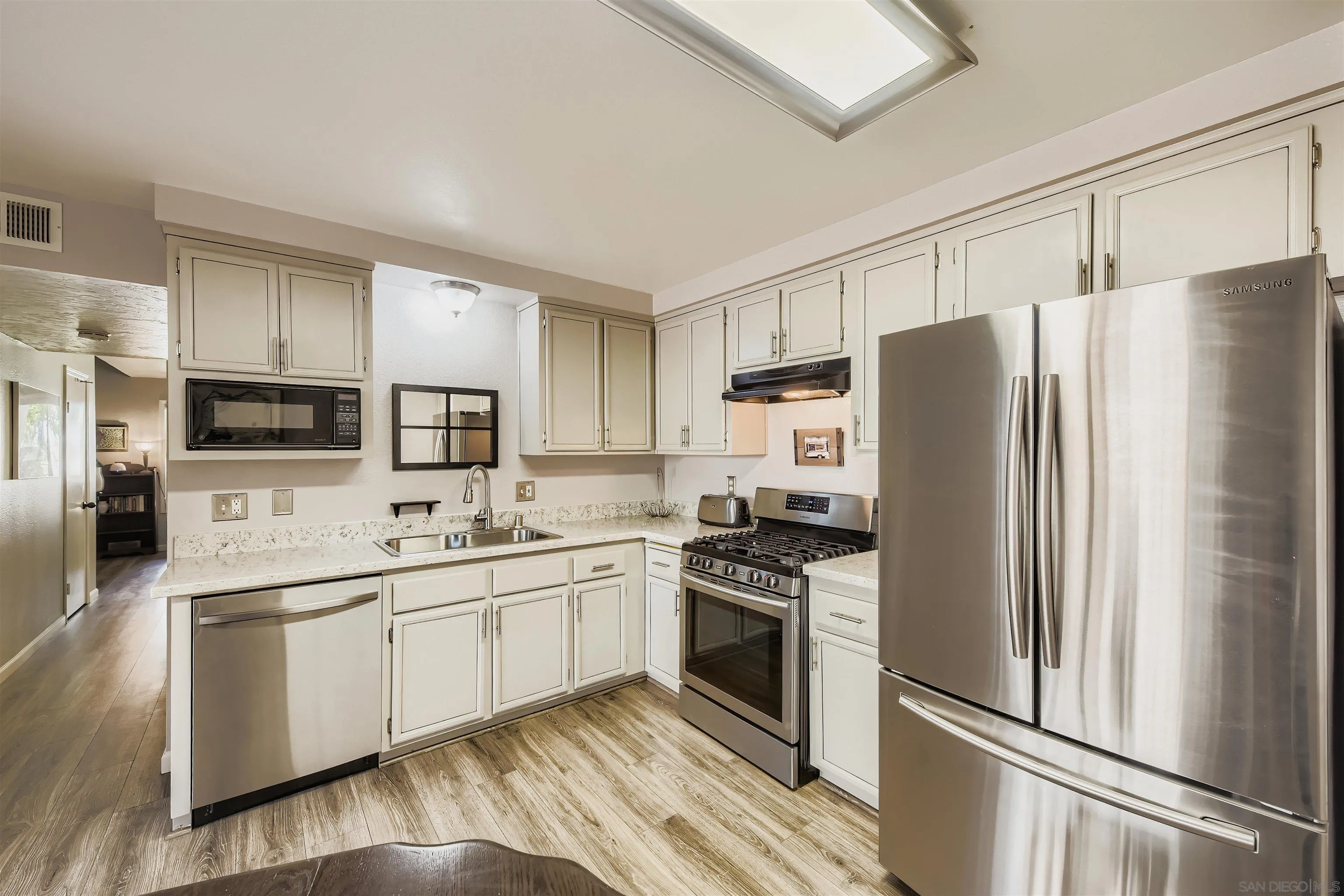 https://cdn.realtyfeed.com/cdn/127/260002920/8868e4915d555201a119010cf251b80f.webp
