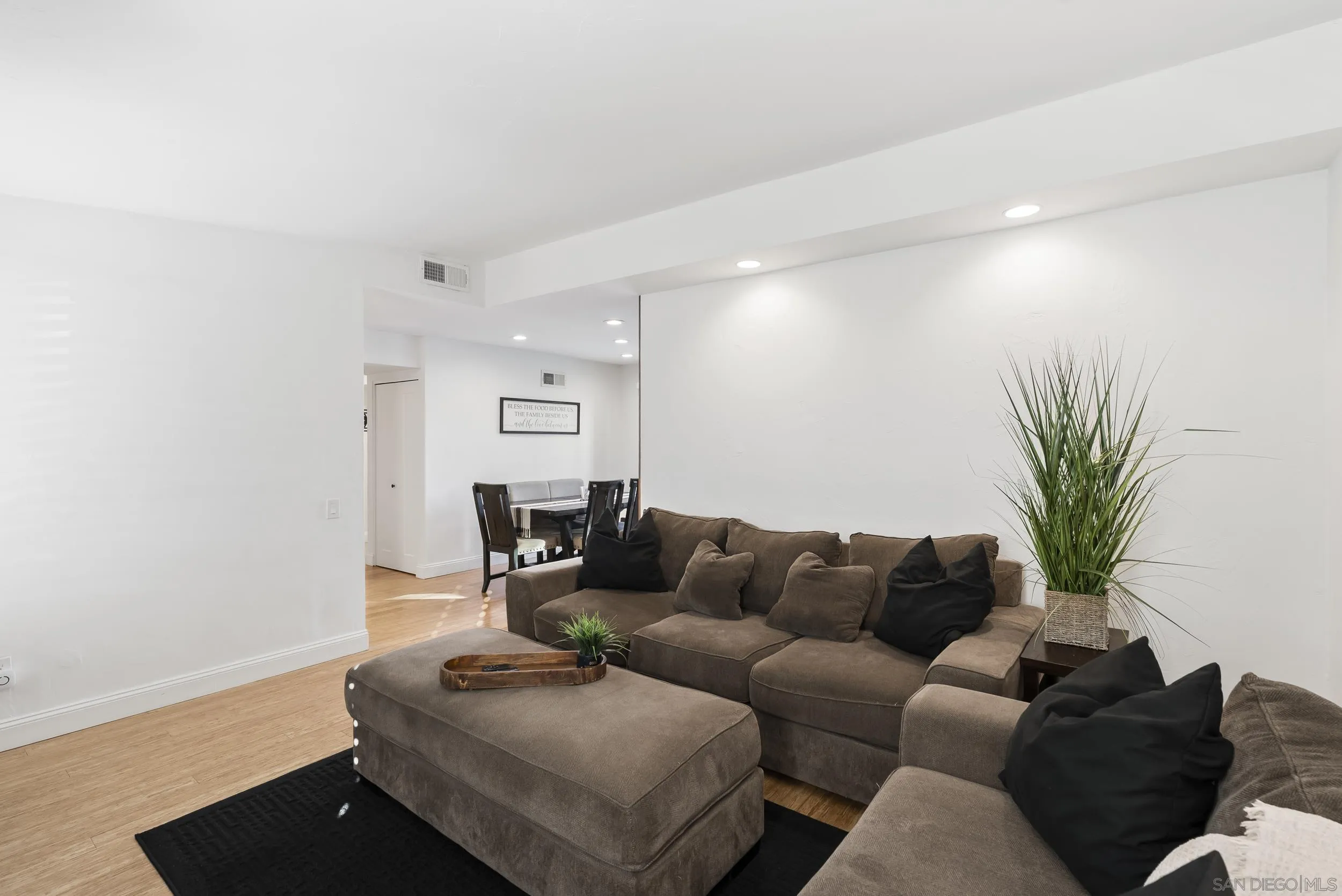 https://cdn.realtyfeed.com/cdn/127/260002930/31652e09dc5a156d79273441819d7f6a.webp