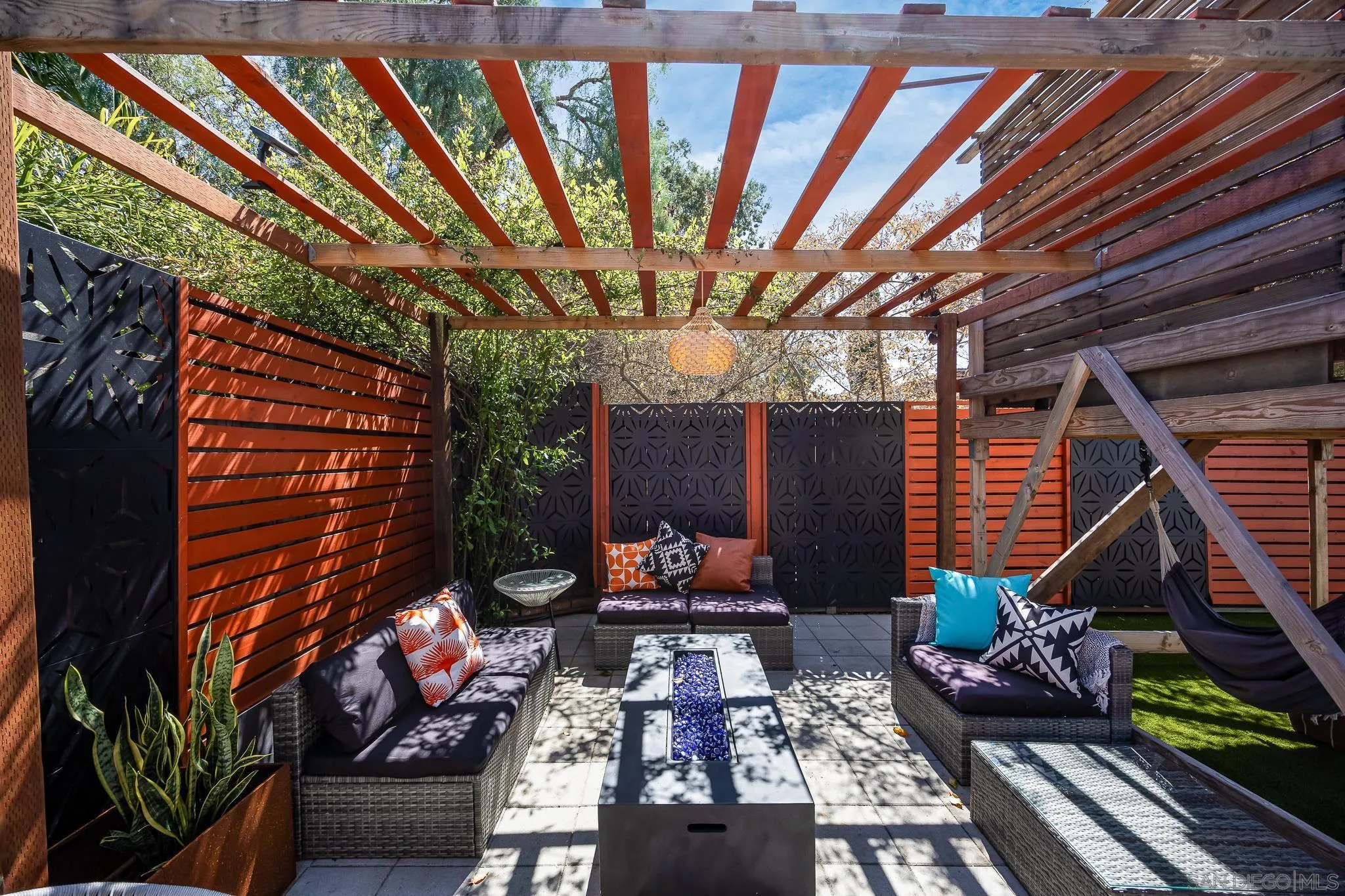 https://cdn.realtyfeed.com/cdn/127/260002932/1bcffc58373f22694014d6d0c01d9238.webp