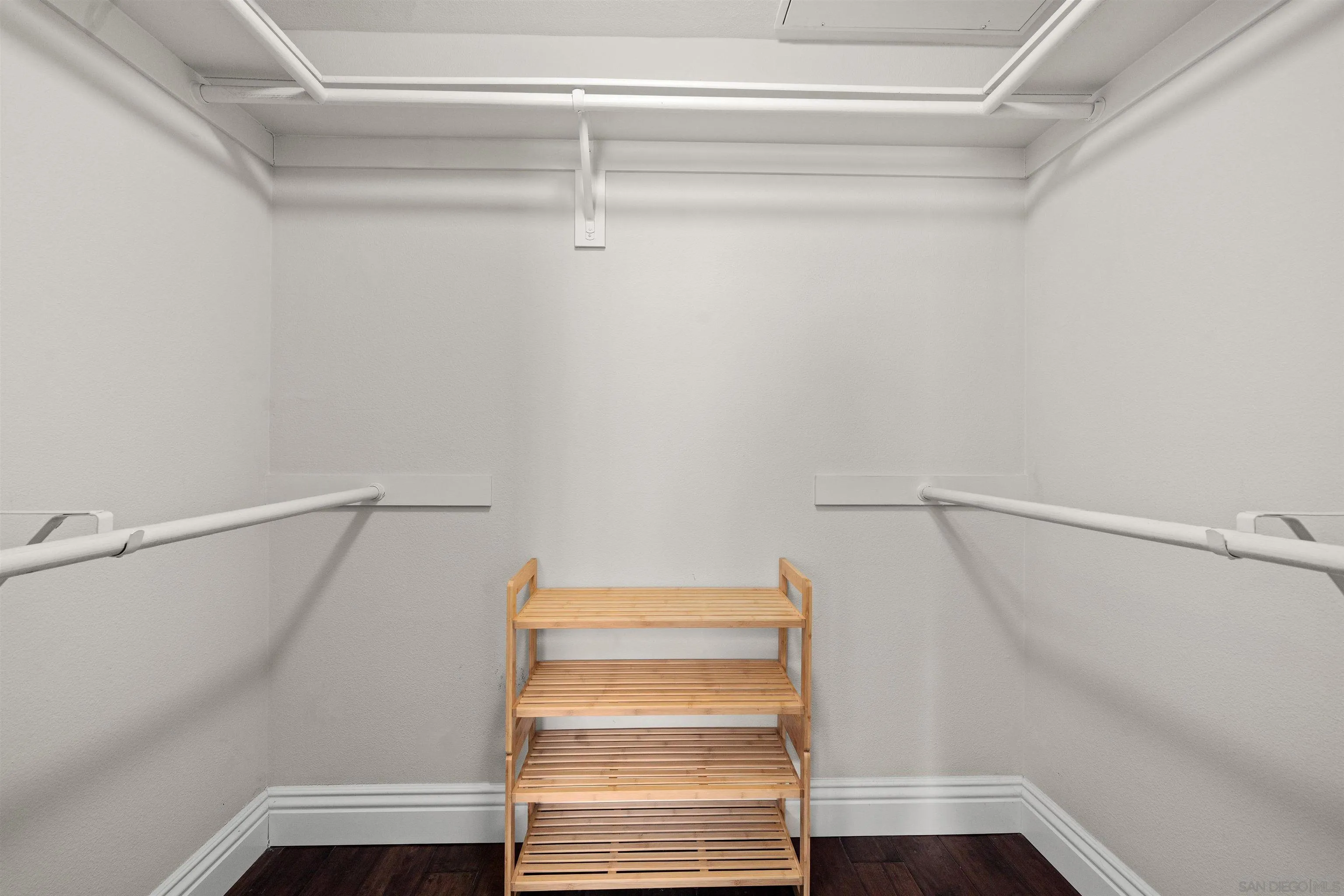 https://cdn.realtyfeed.com/cdn/127/260002937/490ffaab11a009f8c78ad68705ec728e.webp