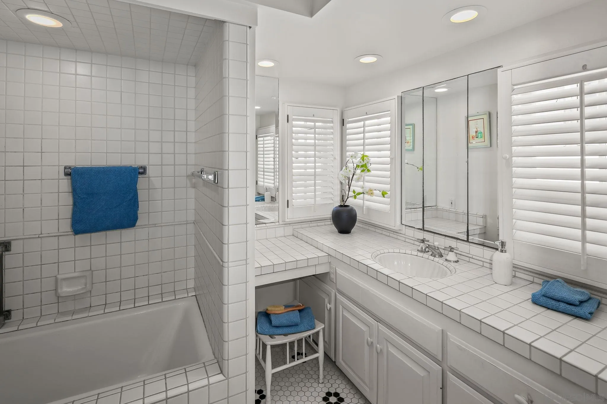 https://cdn.realtyfeed.com/cdn/127/260002975/a9a5778eaa0f105cd5f06586a59cc95d.webp