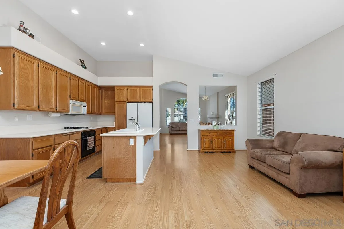 https://cdn.realtyfeed.com/cdn/127/260002976/bedb64d798298669791648980dcc3f67.webp
