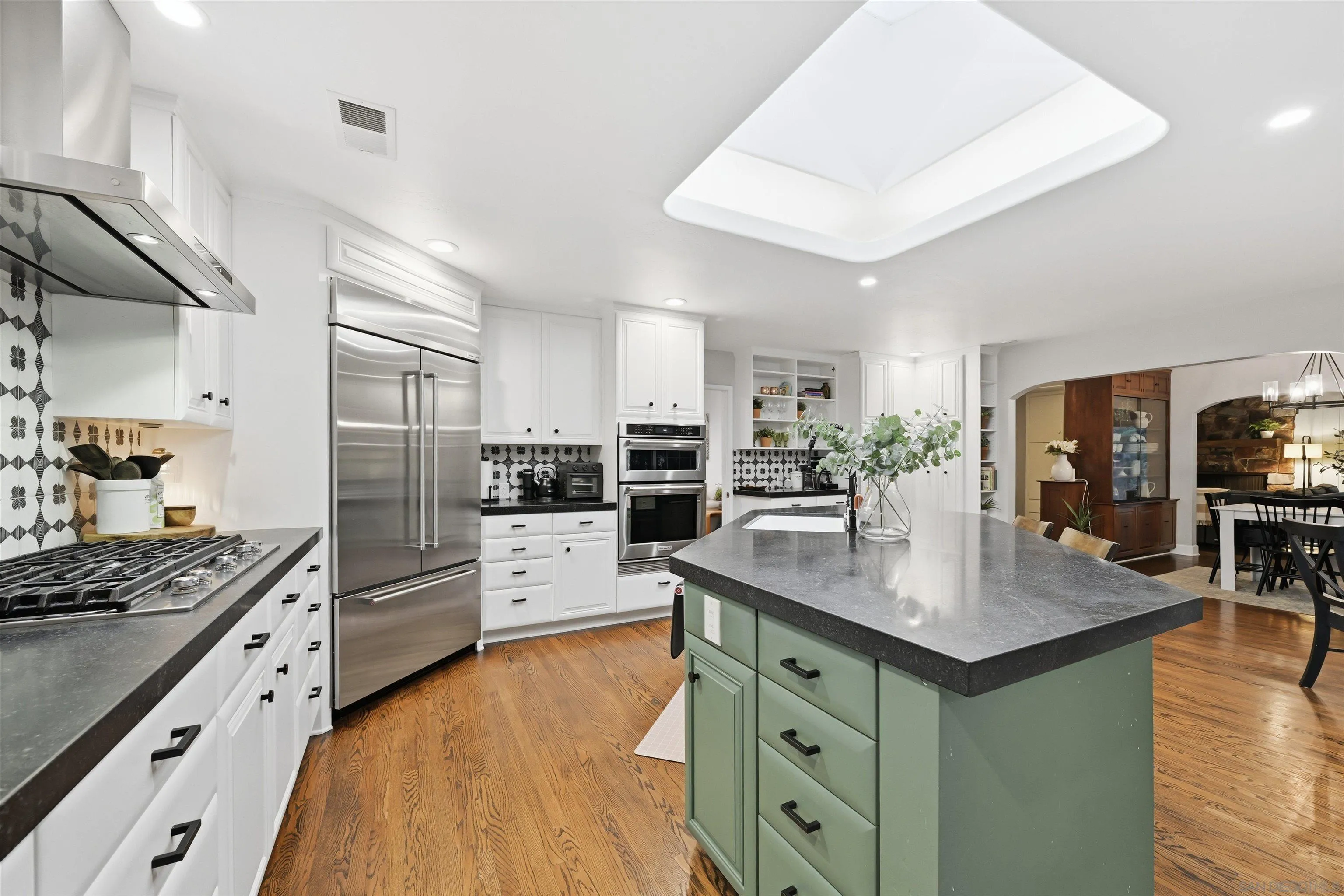 https://cdn.realtyfeed.com/cdn/127/260002981/bf00e76710577398568183eb2573643d.webp