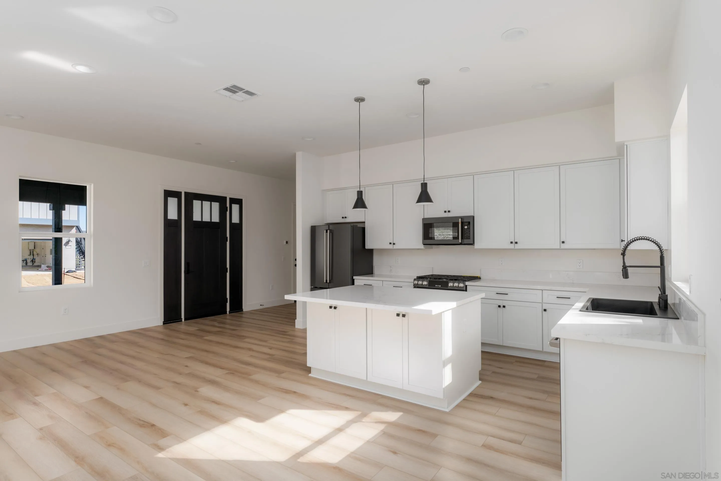 https://cdn.realtyfeed.com/cdn/127/260002982/0acbfc05cc0338d8a9585fe2c116b0ea.webp