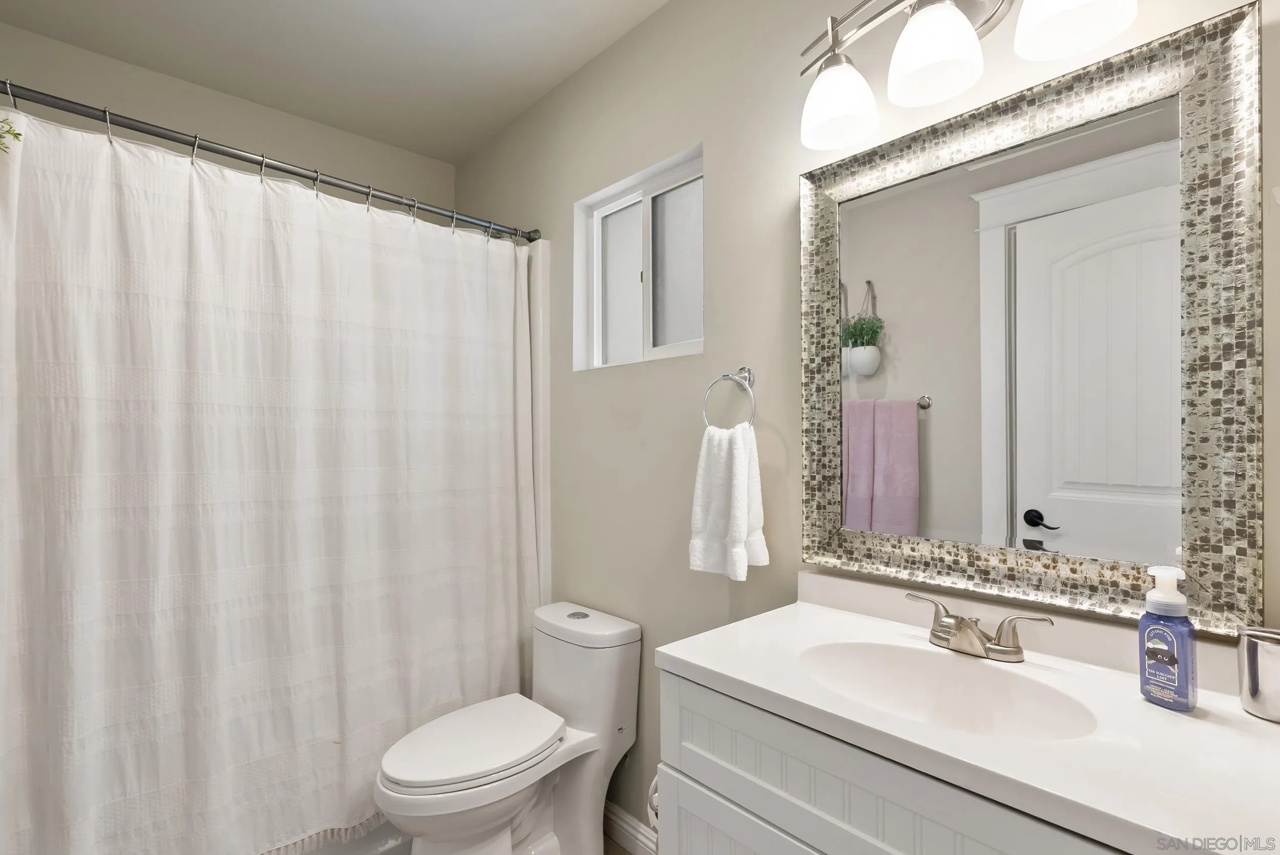 https://cdn.realtyfeed.com/cdn/127/260002998/1eb3815bf4761700b4057d4dae781ca4.webp