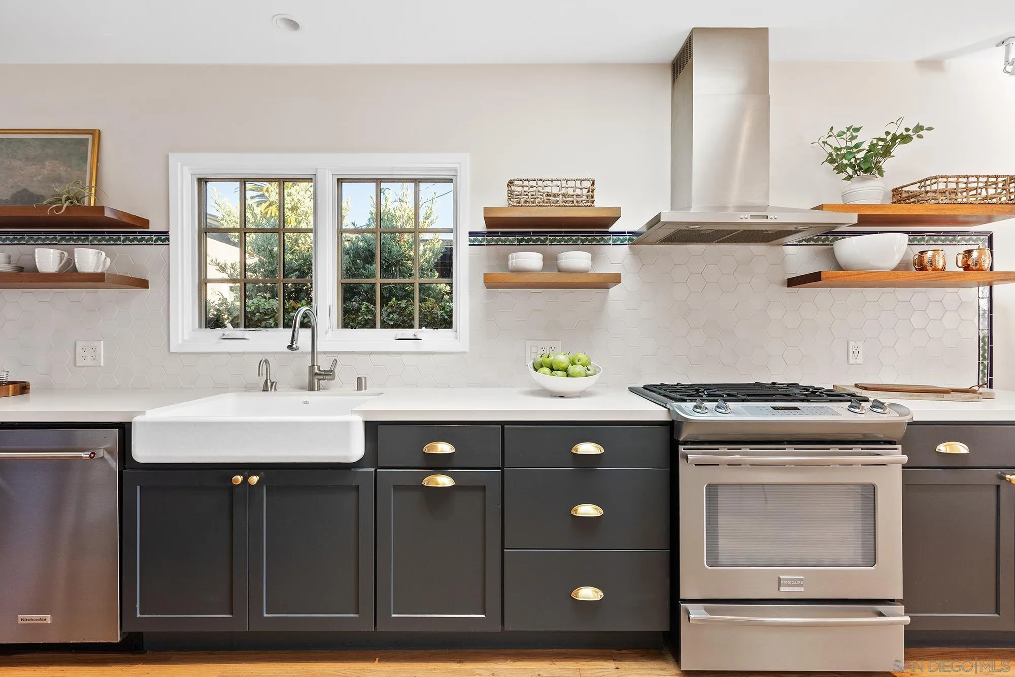 https://cdn.realtyfeed.com/cdn/127/260003016/de7cab82ad024ec48777a7b264323ce1.webp