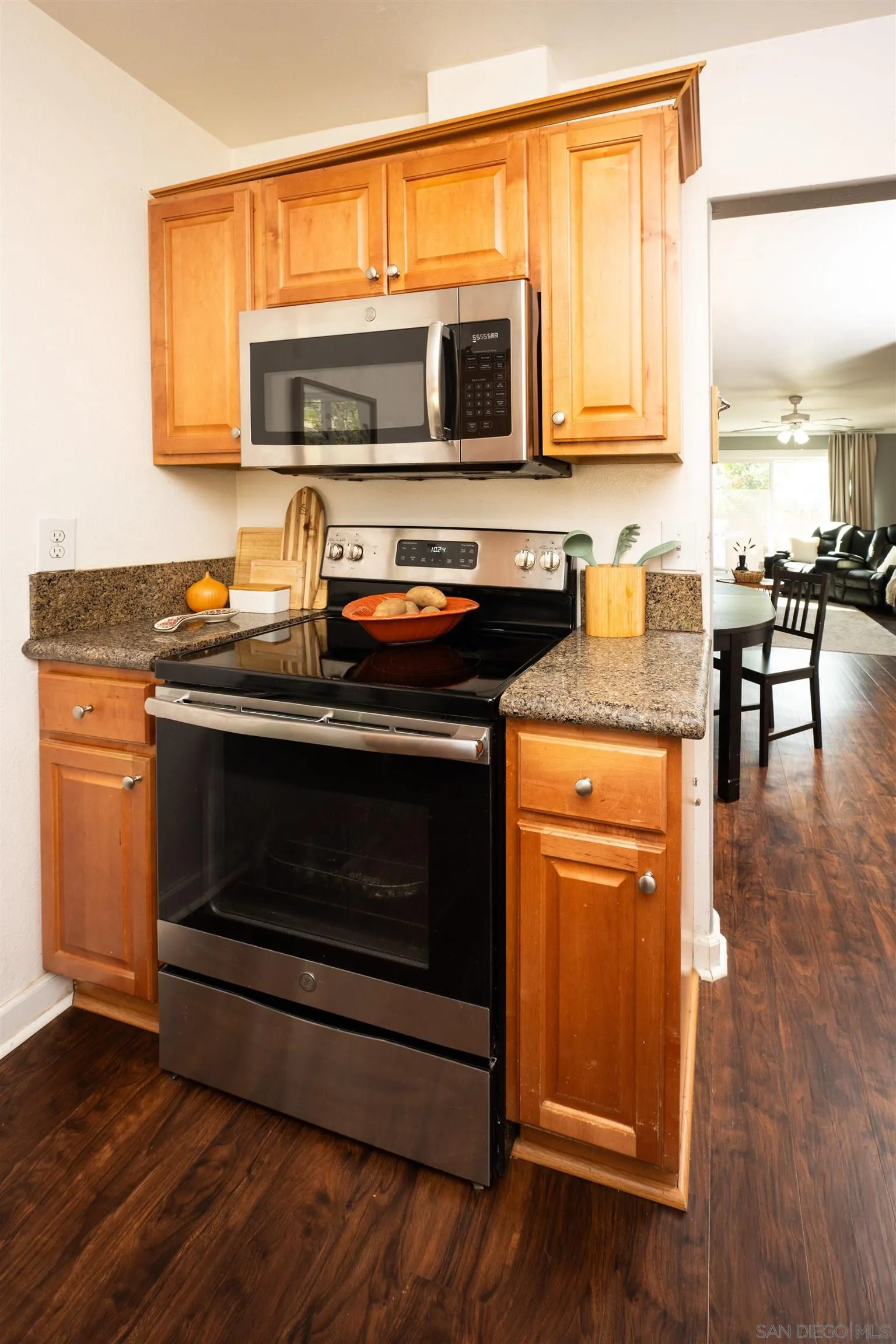 https://cdn.realtyfeed.com/cdn/127/260003033/11fda8d9a293678245db141520c071a5.webp