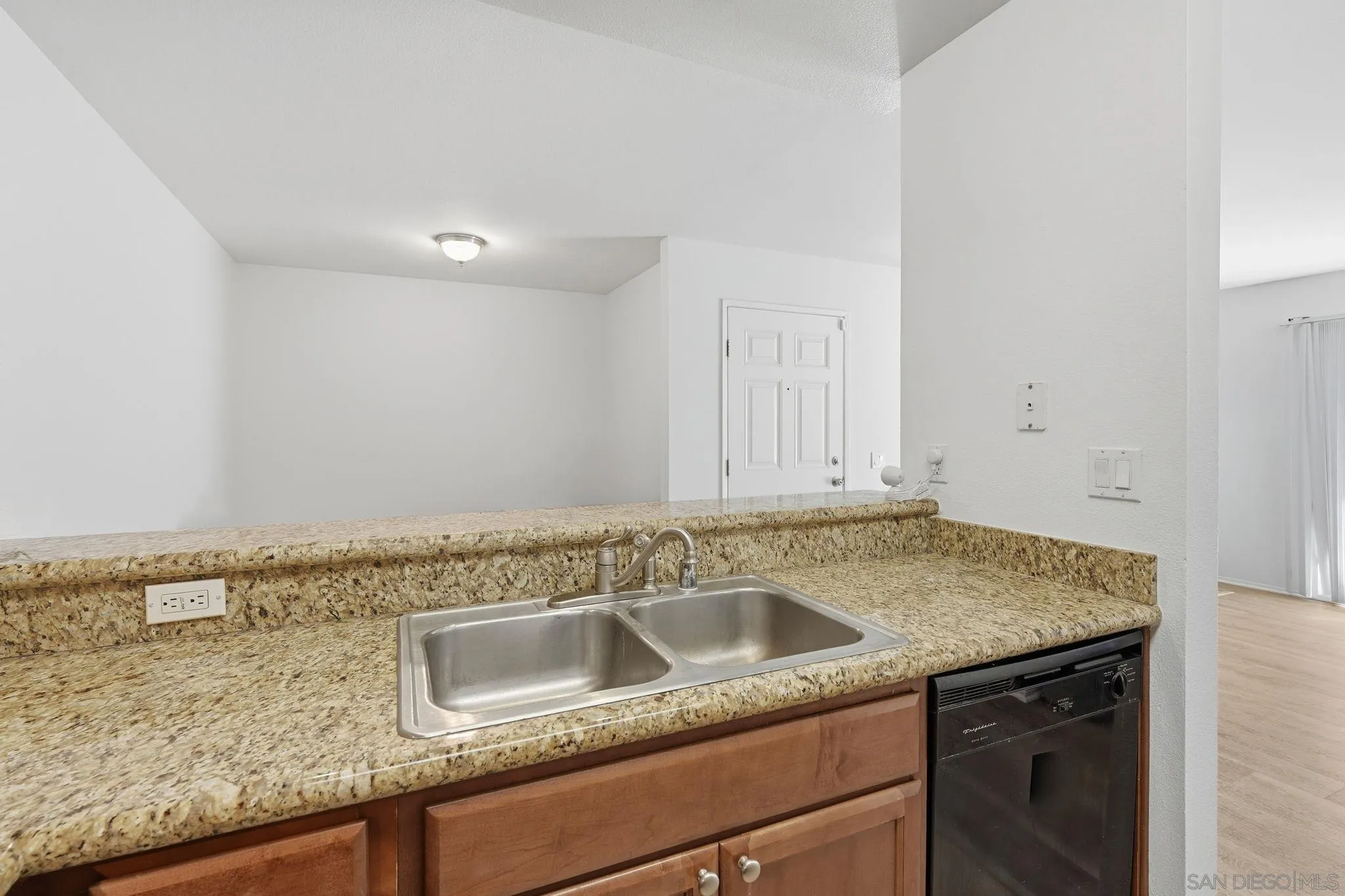 https://cdn.realtyfeed.com/cdn/127/260003034/157fcae236fd84bba7719a21131cde37.webp
