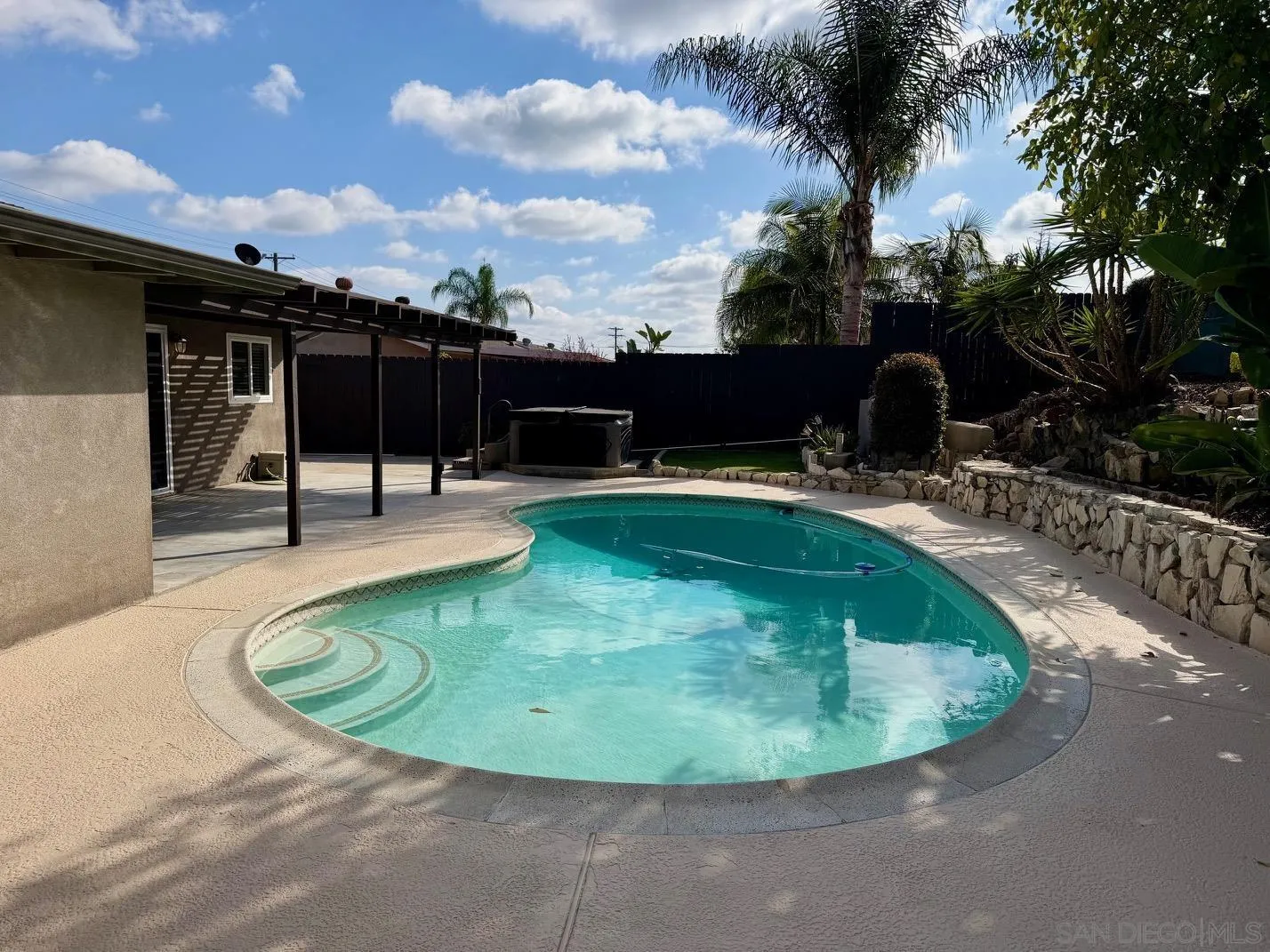https://cdn.realtyfeed.com/cdn/127/260003059/fa1cf2457aaa9b51d37e91358554ad89.webp
