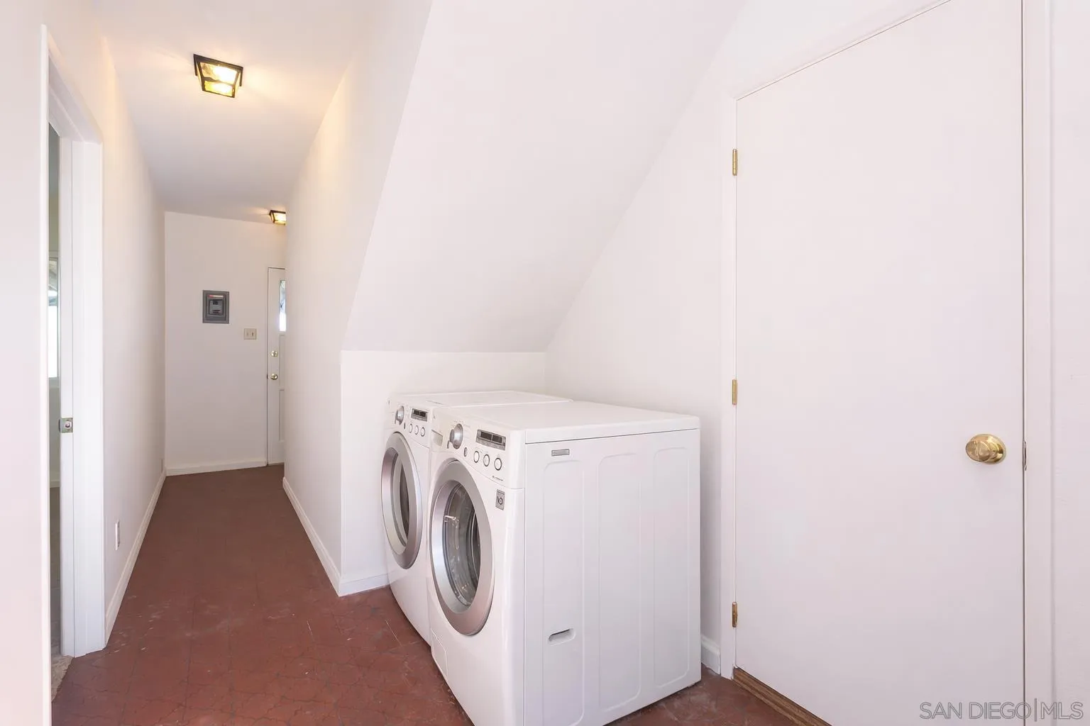 https://cdn.realtyfeed.com/cdn/127/260003067/9bc72f660fc04e6cb4bcf04b2fe89971.webp
