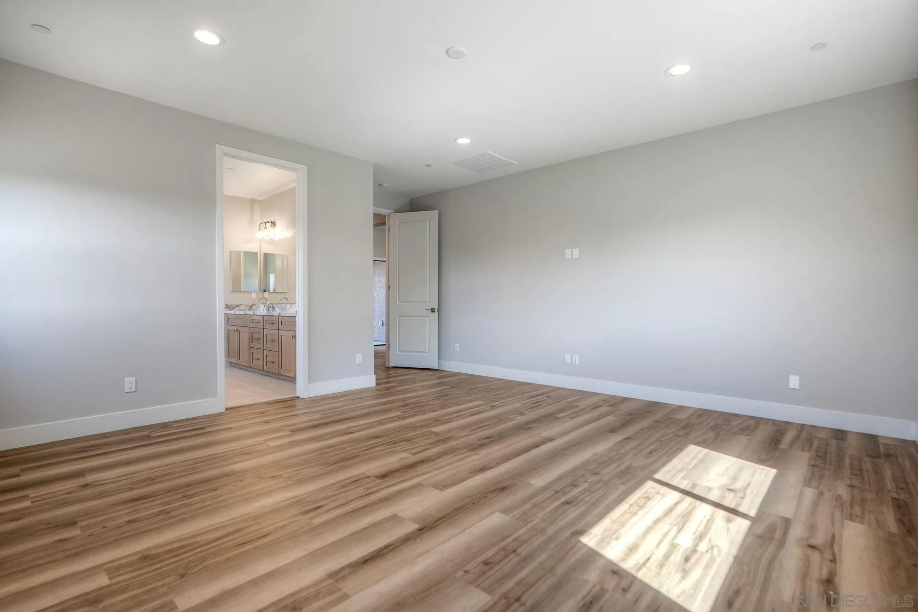 https://cdn.realtyfeed.com/cdn/127/260003072/0321e70c7bd2062cad9b14cc5878bdf6.webp