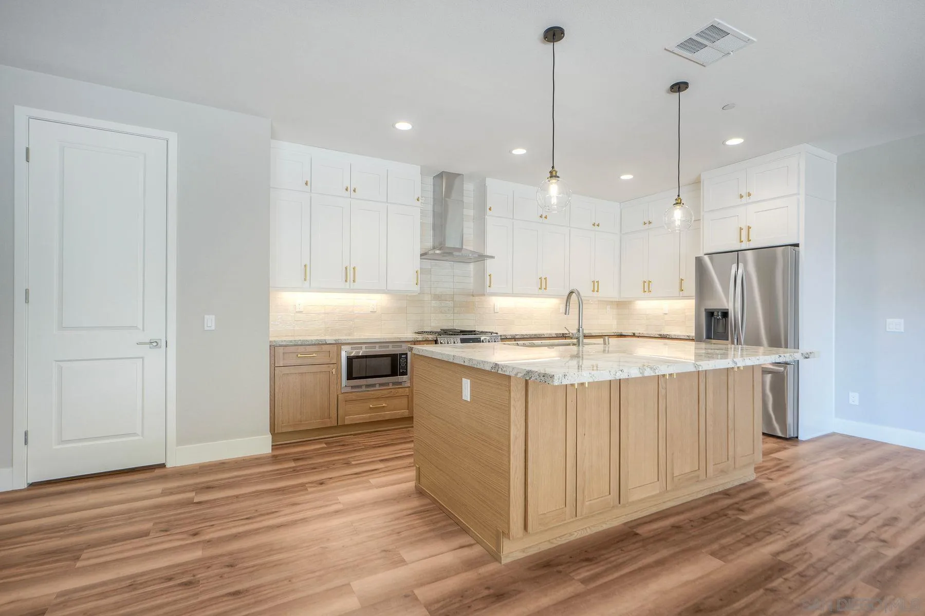 https://cdn.realtyfeed.com/cdn/127/260003072/825555f30bda7cdb91fd0201feb26380.webp