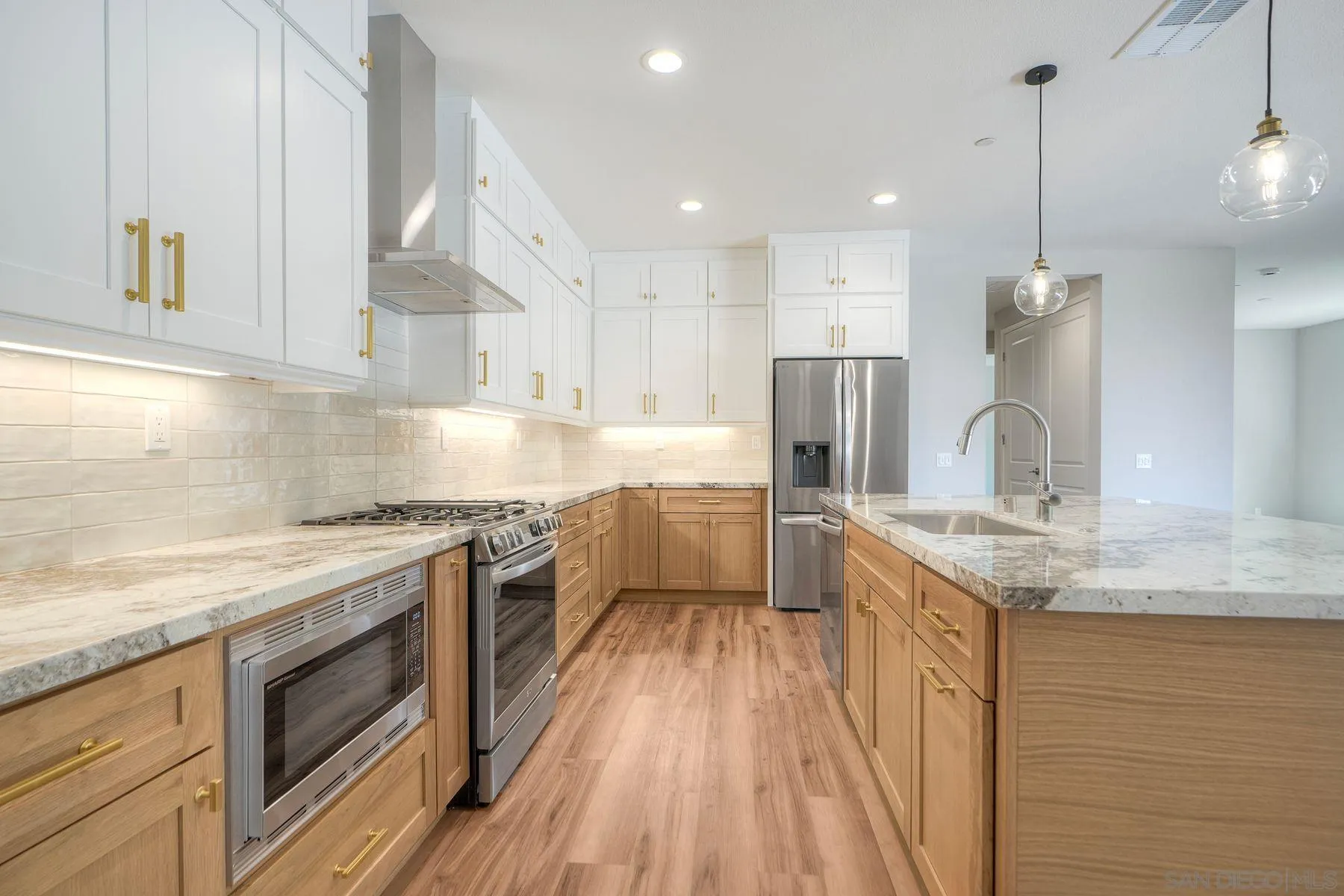 https://cdn.realtyfeed.com/cdn/127/260003072/857e868836d4051caadd7301b7538b53.webp