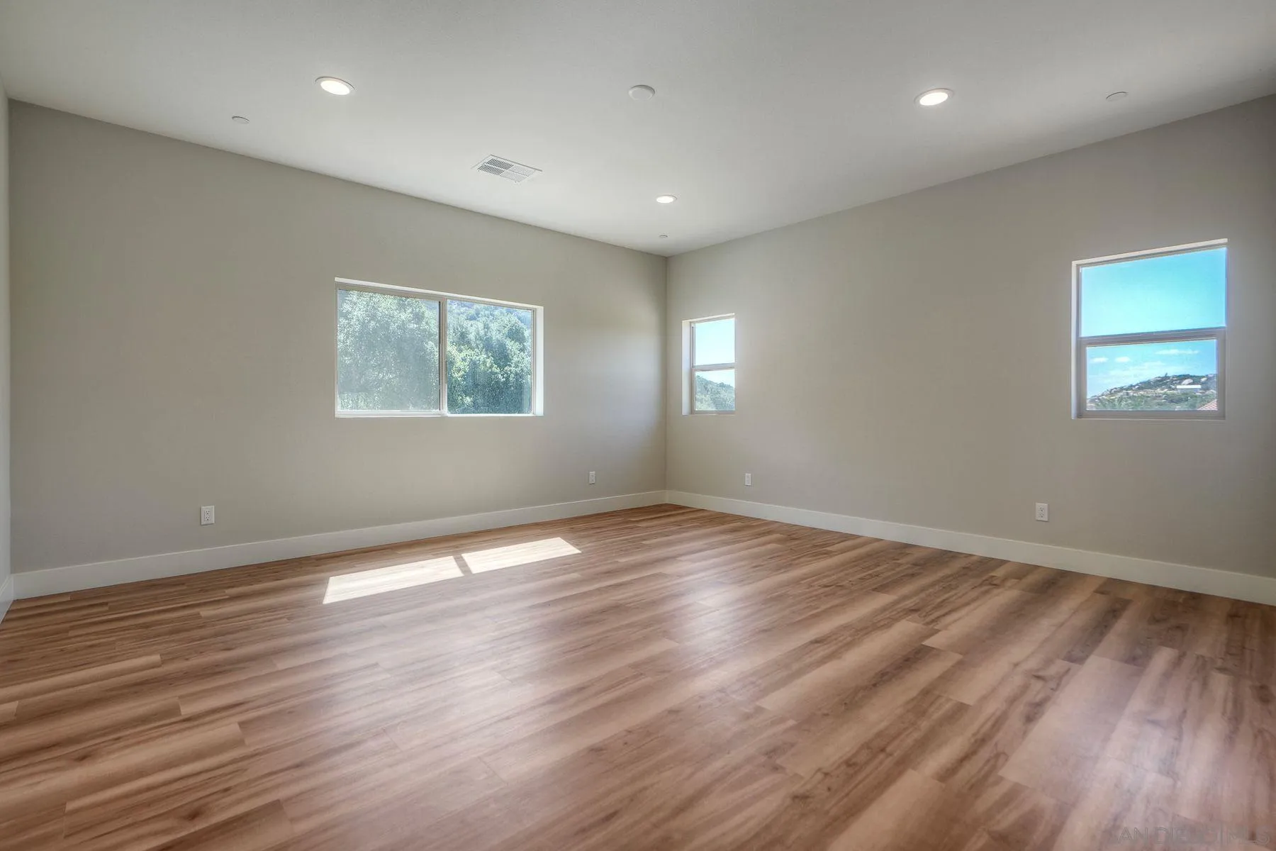 https://cdn.realtyfeed.com/cdn/127/260003072/9a5a0c199e217153f9cdb8fe398cb2f7.webp