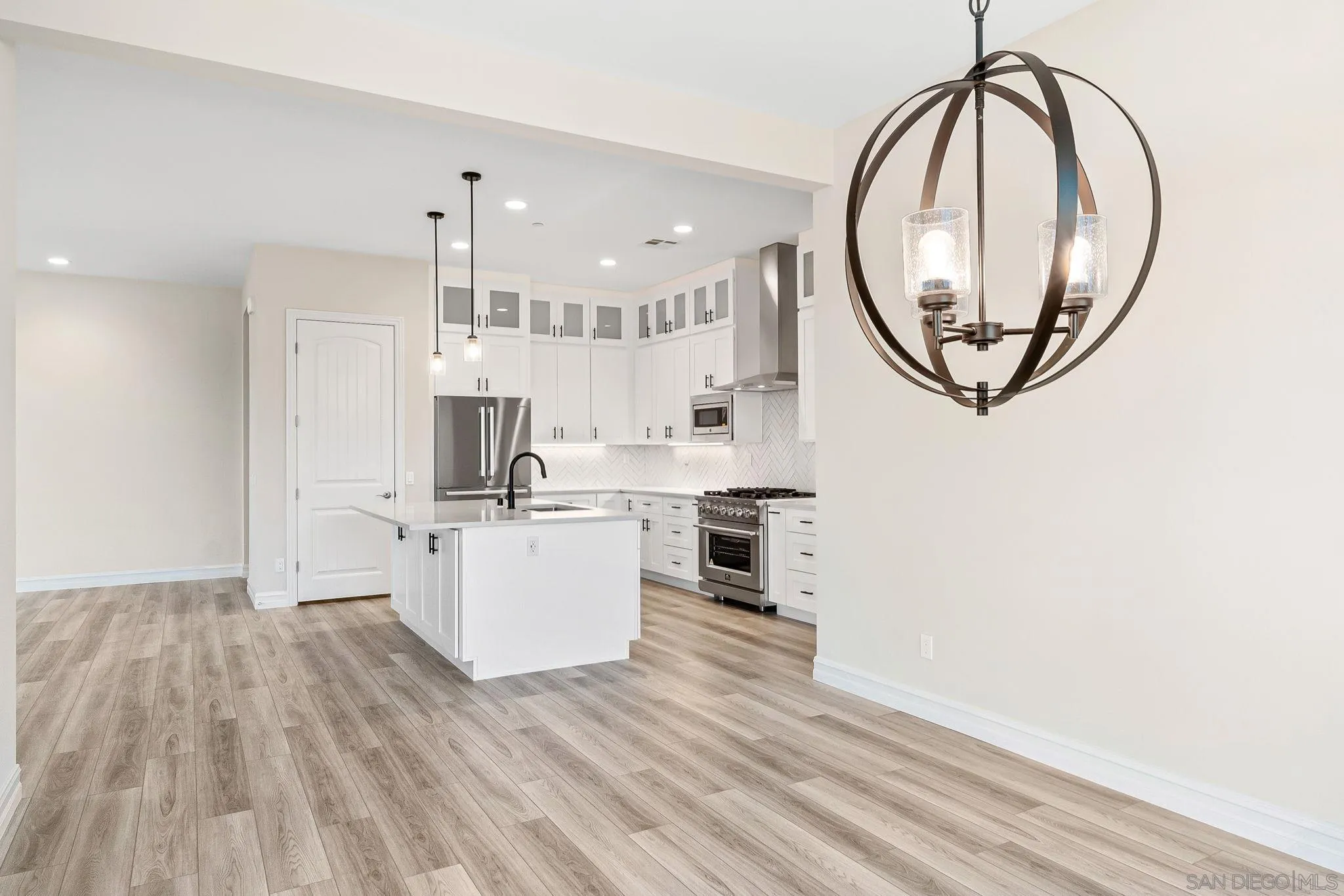 https://cdn.realtyfeed.com/cdn/127/260003073/33d248354968c7d31114703a93ebfb22.webp