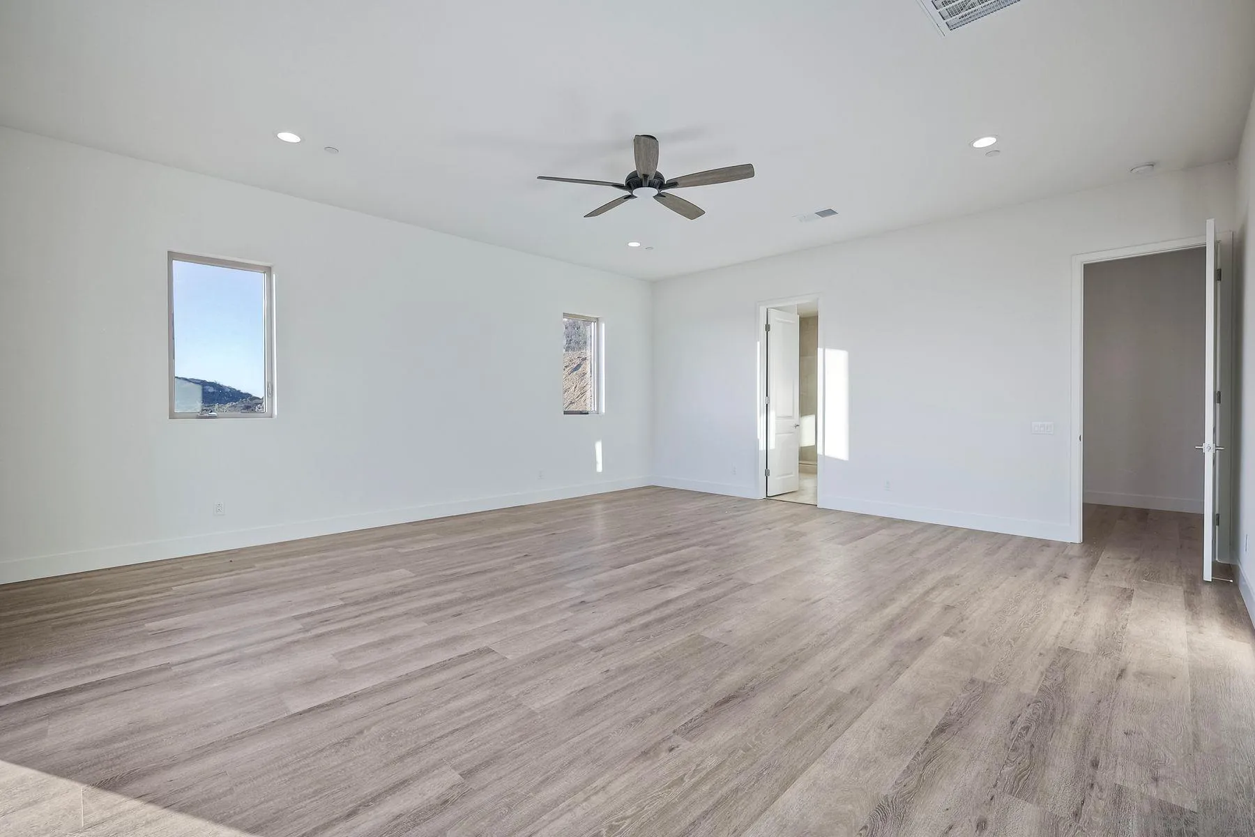 https://cdn.realtyfeed.com/cdn/127/260003074/34ff8598a4d785d739b5b5c5a785d54e.webp