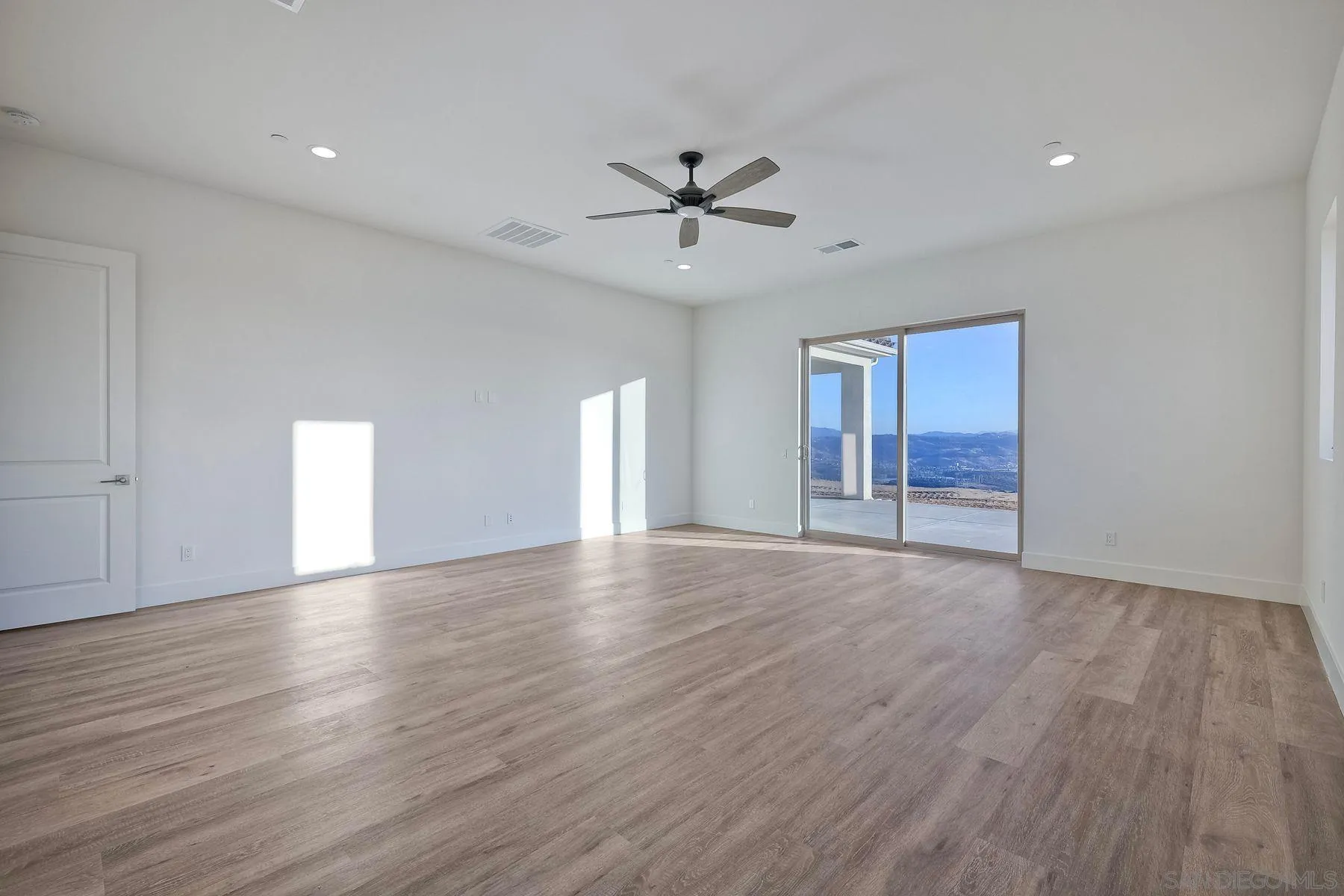 https://cdn.realtyfeed.com/cdn/127/260003074/5e3ab98196d3b41ad29a917494e453d4.webp