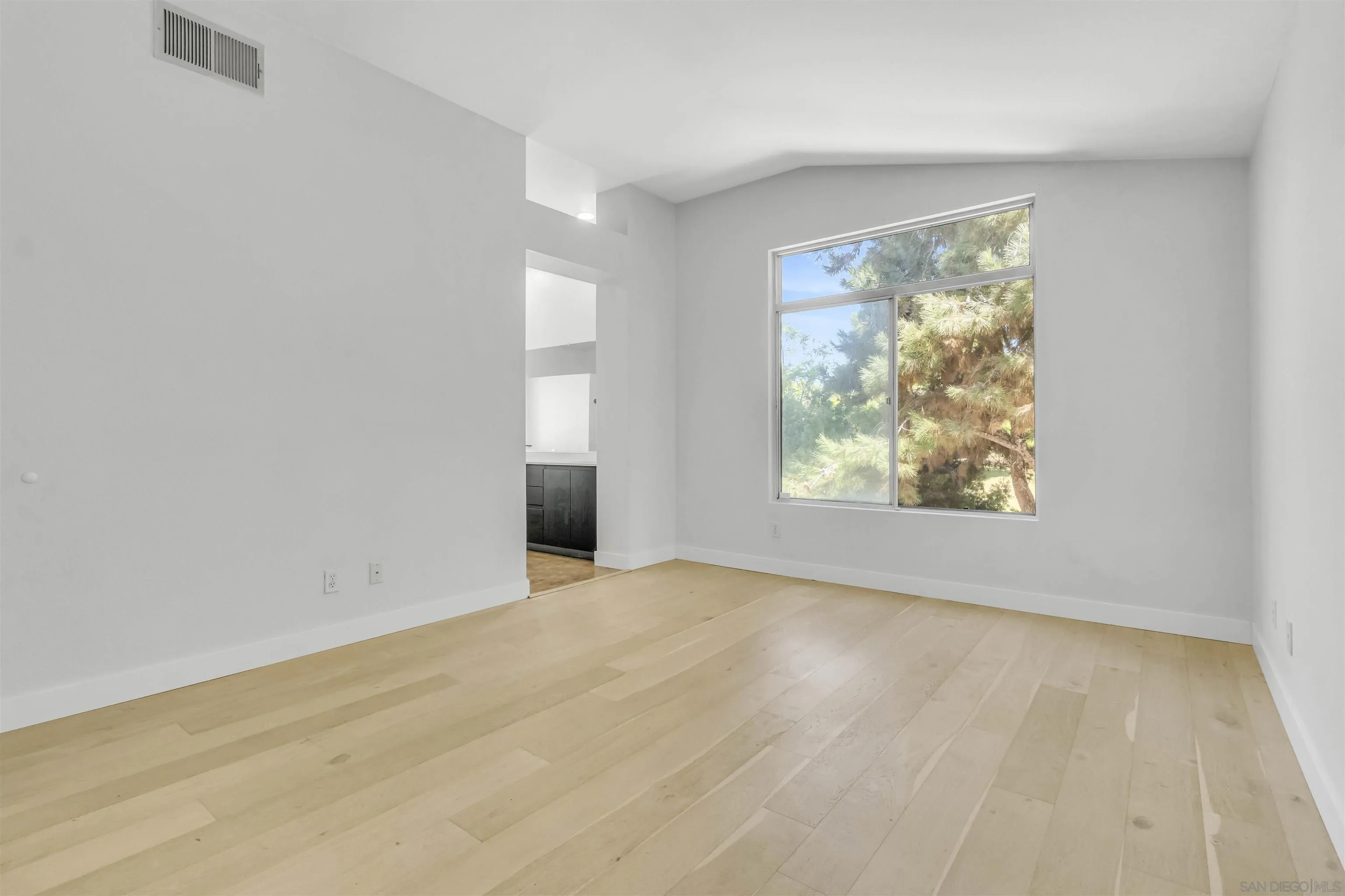 https://cdn.realtyfeed.com/cdn/127/260003081/f8aabf717e789a99783d91b1317440d2.webp
