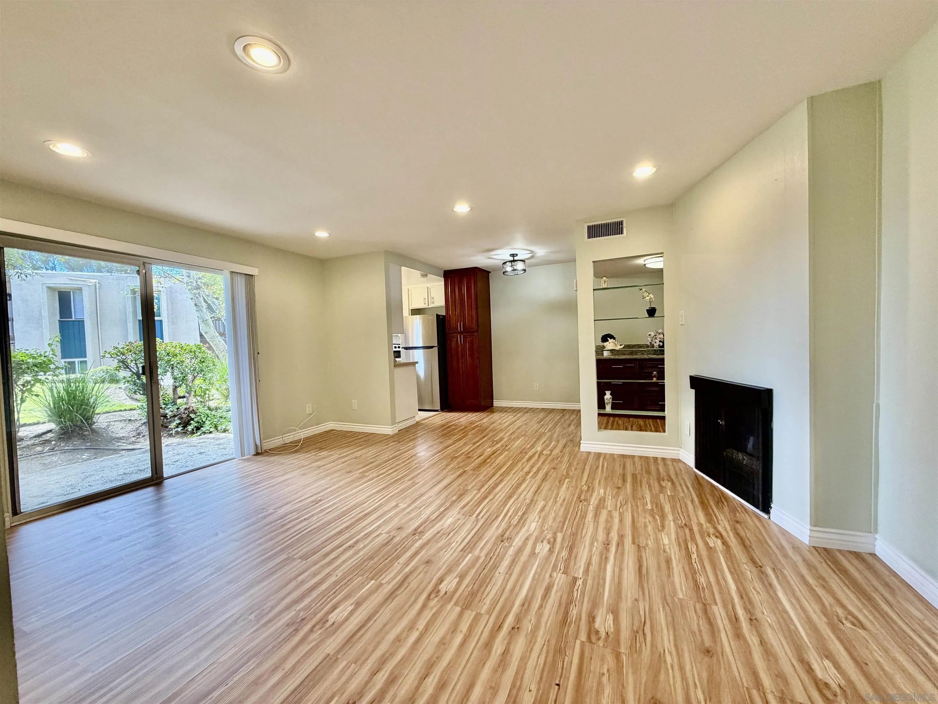 https://cdn.realtyfeed.com/cdn/127/260003082/04bf83fc33a534aaa616e019c49332cf.webp