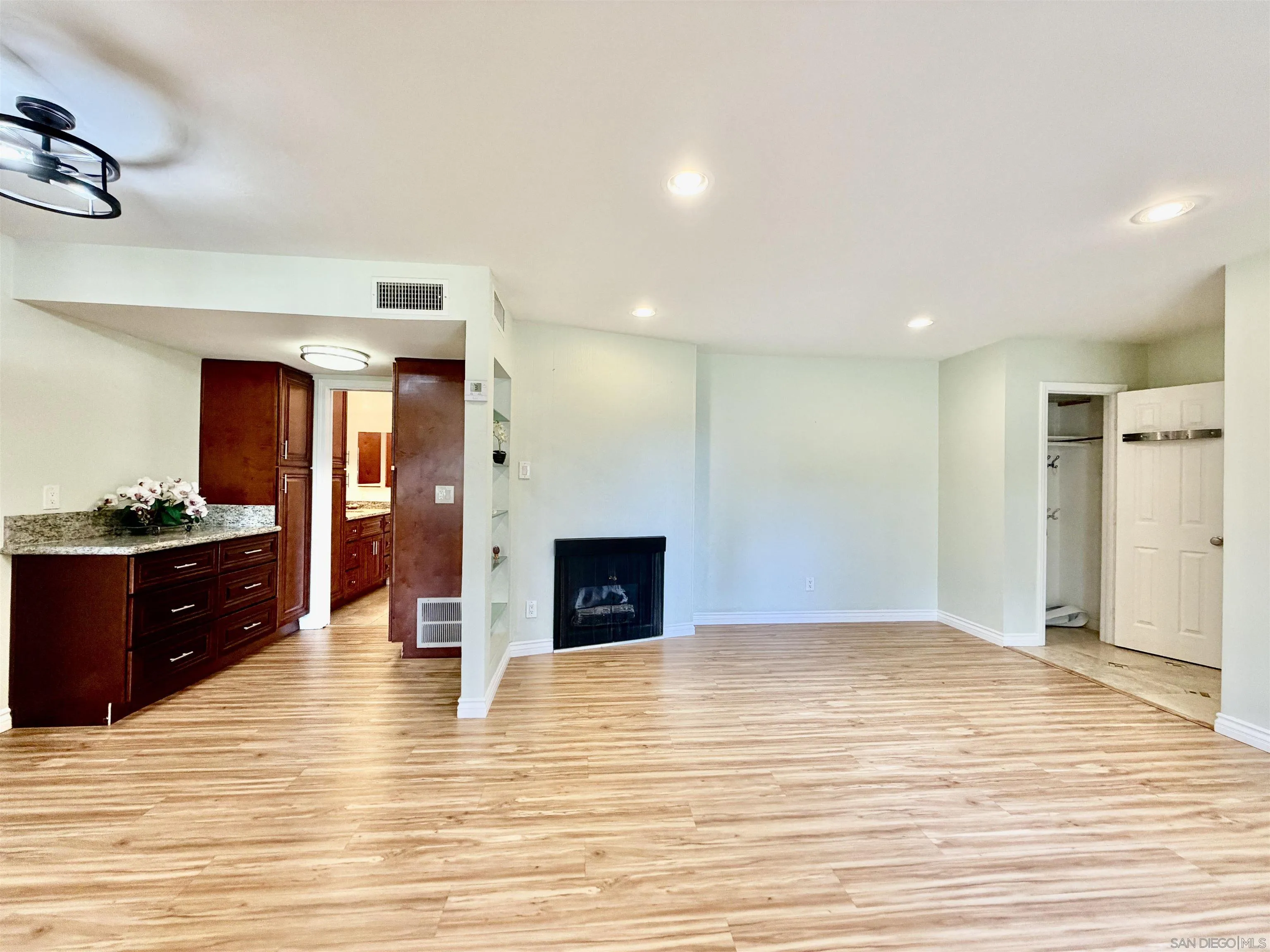 https://cdn.realtyfeed.com/cdn/127/260003082/3807255e53497cd7fb12e31a56916643.webp