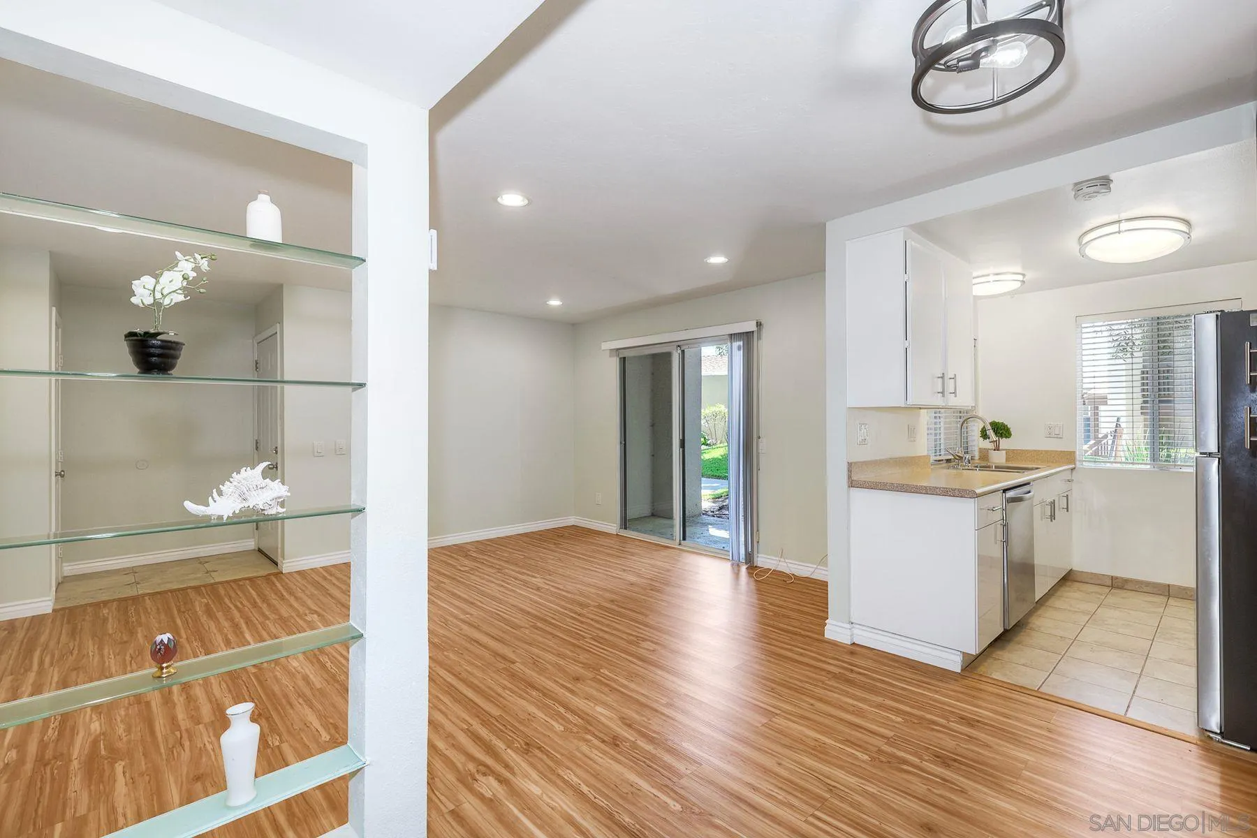https://cdn.realtyfeed.com/cdn/127/260003082/8ff8af405bcea5a39724994bdbda2f65.webp