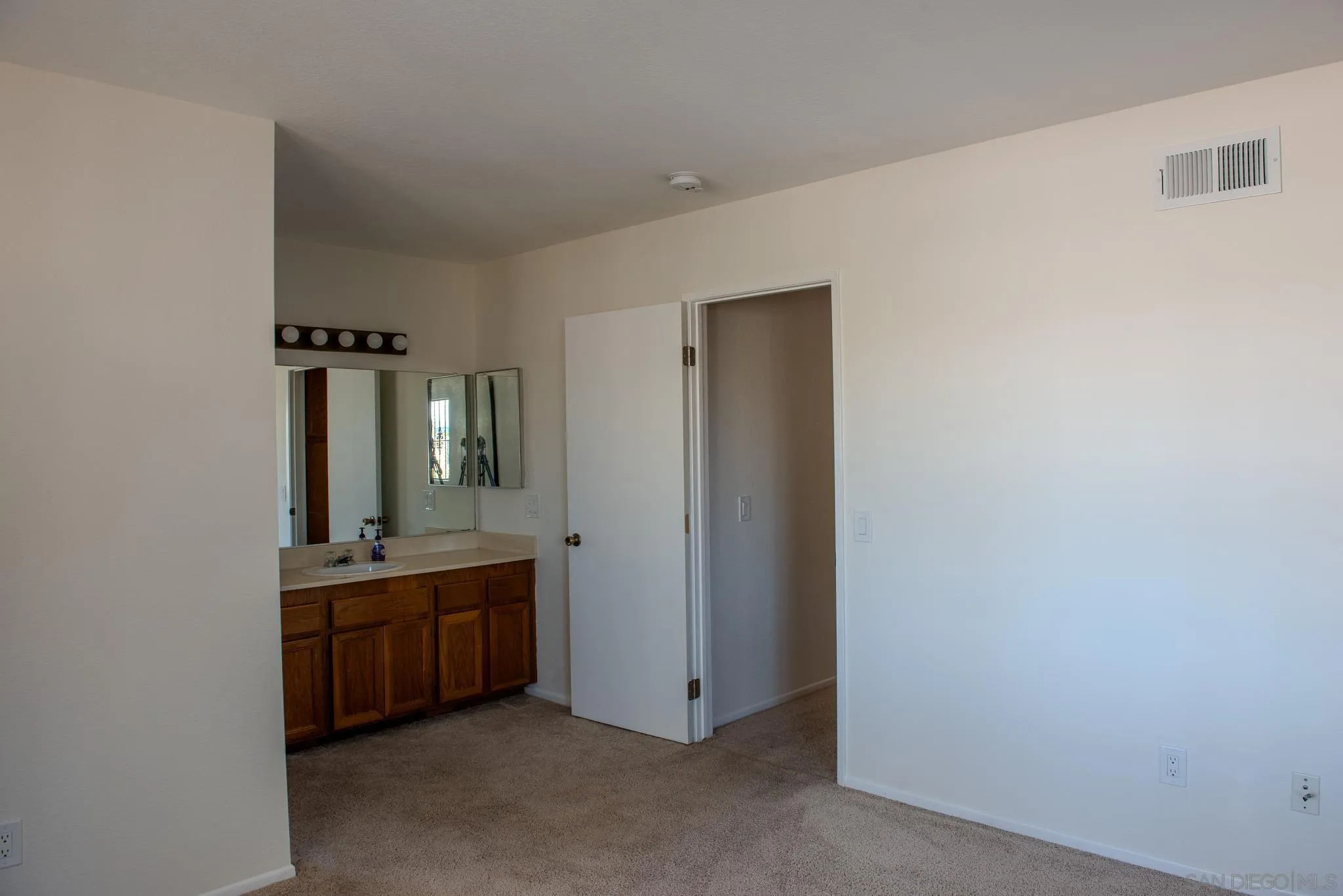 https://cdn.realtyfeed.com/cdn/127/260003084/919f1f99aac01bb8fa8198ddd61562c7.webp