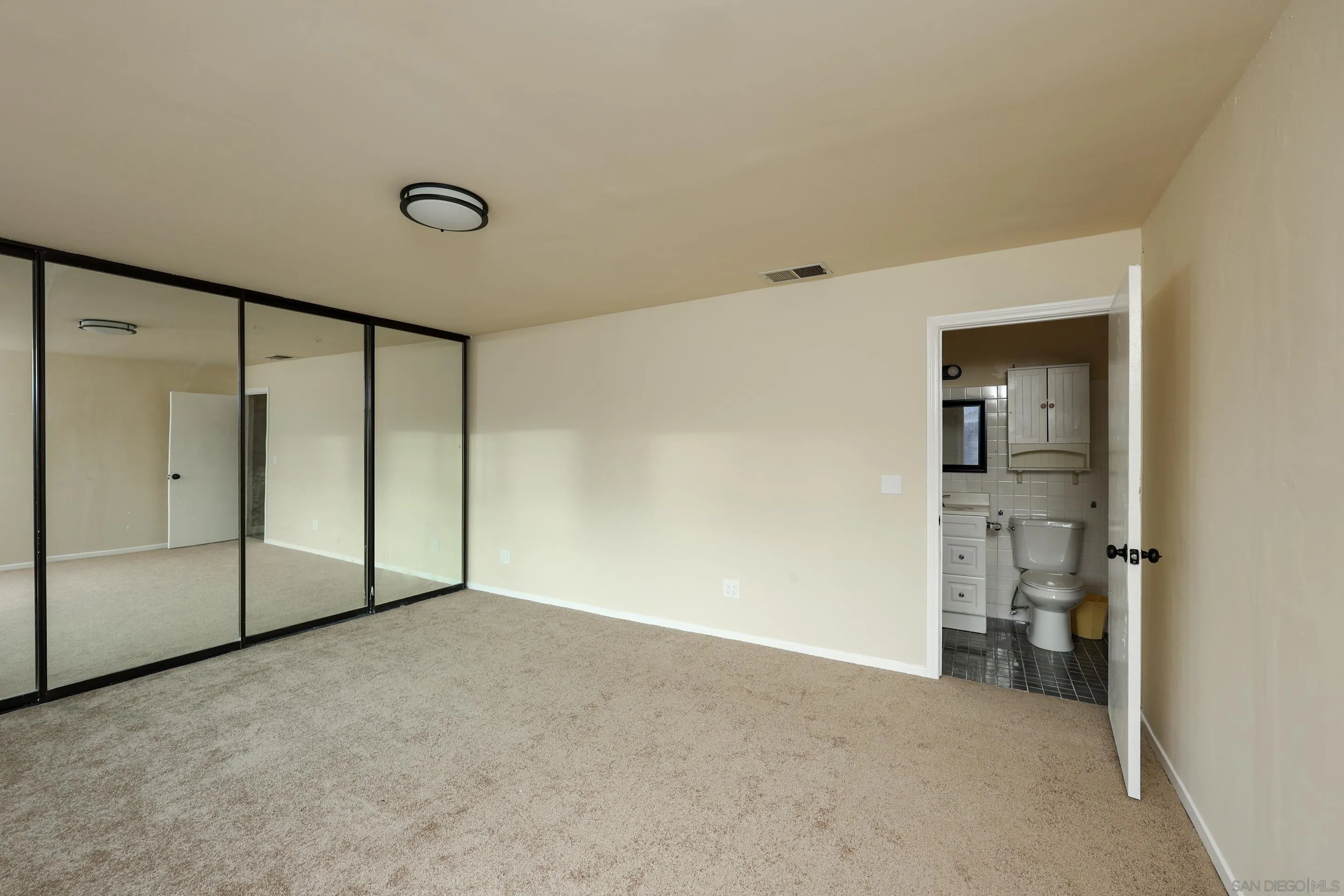 https://cdn.realtyfeed.com/cdn/127/260003085/0632650fa88c78712265a53f0f58962a.webp