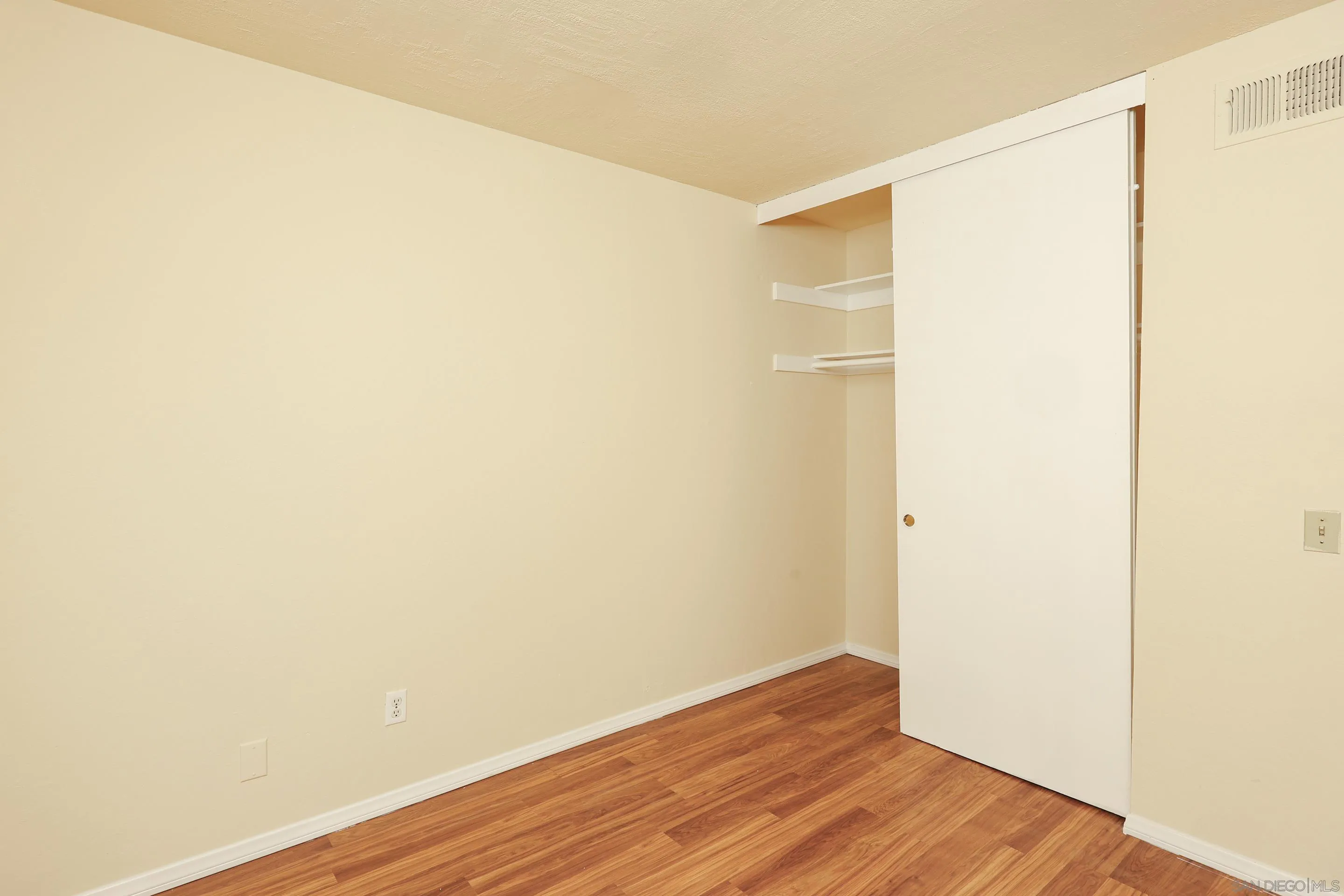 https://cdn.realtyfeed.com/cdn/127/260003085/98958cfd7a576c0d8e13298e978858b3.webp