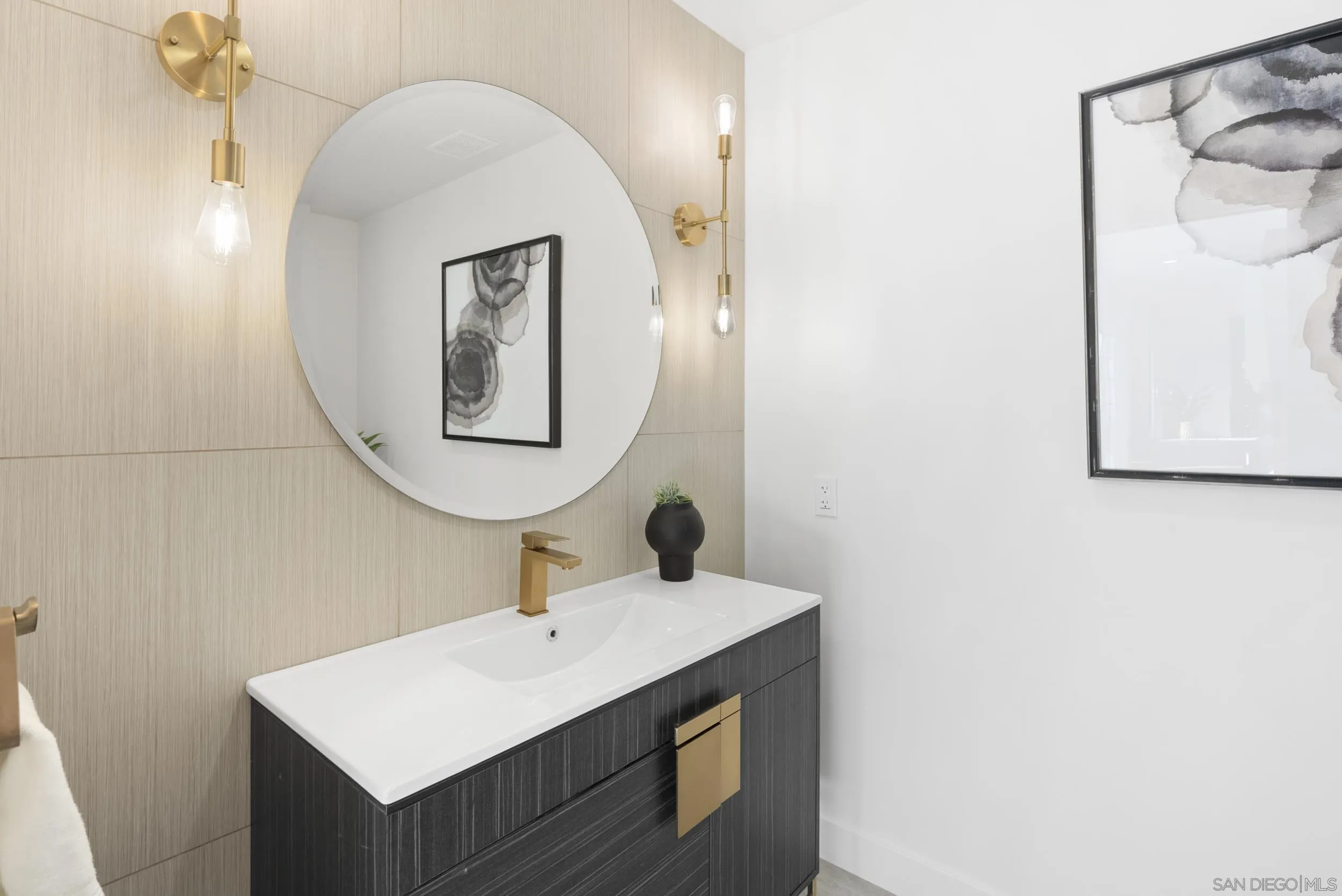 https://cdn.realtyfeed.com/cdn/127/260003088/411738fc1225c344a974e287b91812c8.webp