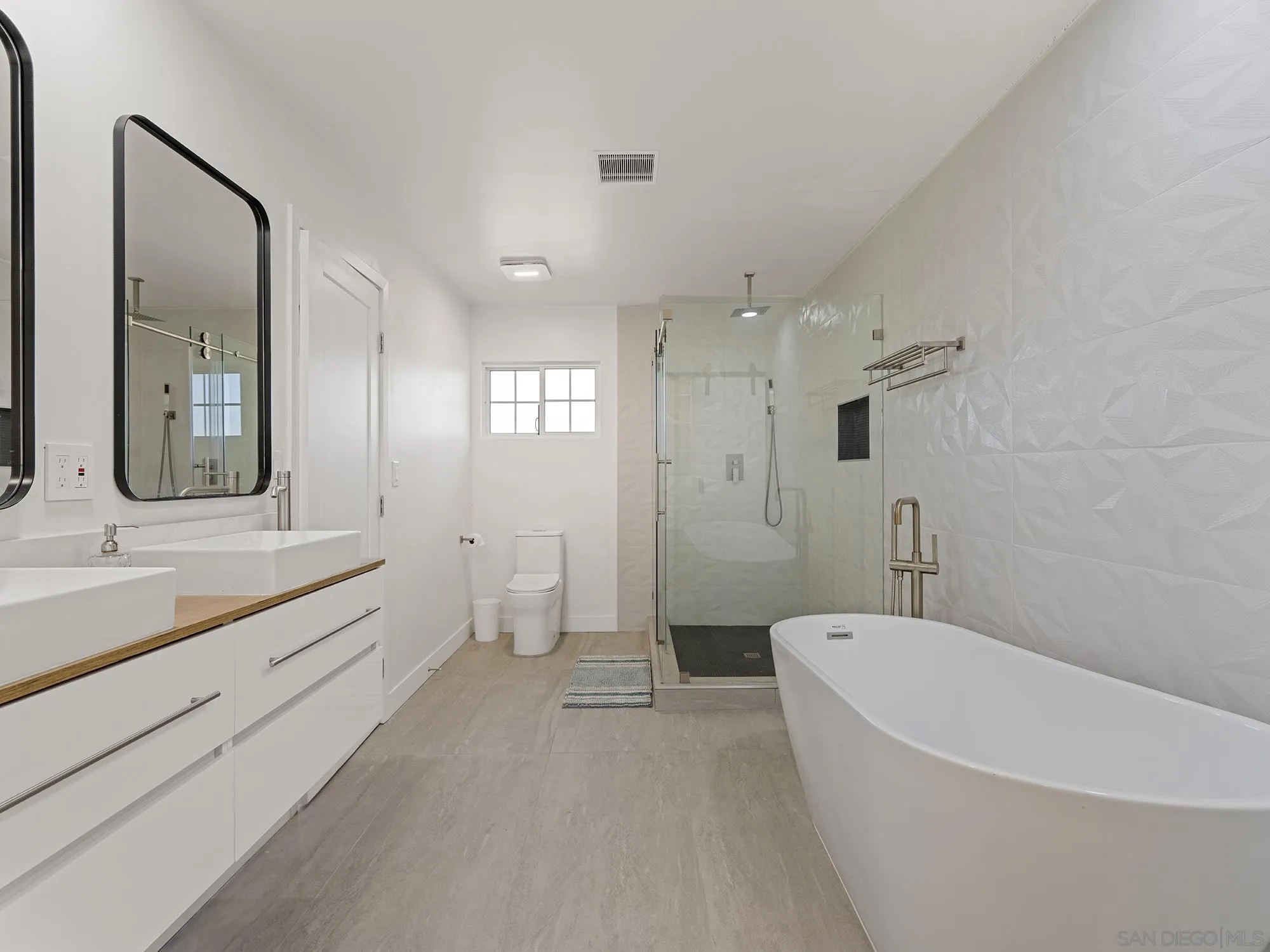 https://cdn.realtyfeed.com/cdn/127/260003088/645ec22f6a3248d29e06d458b126f08c.webp