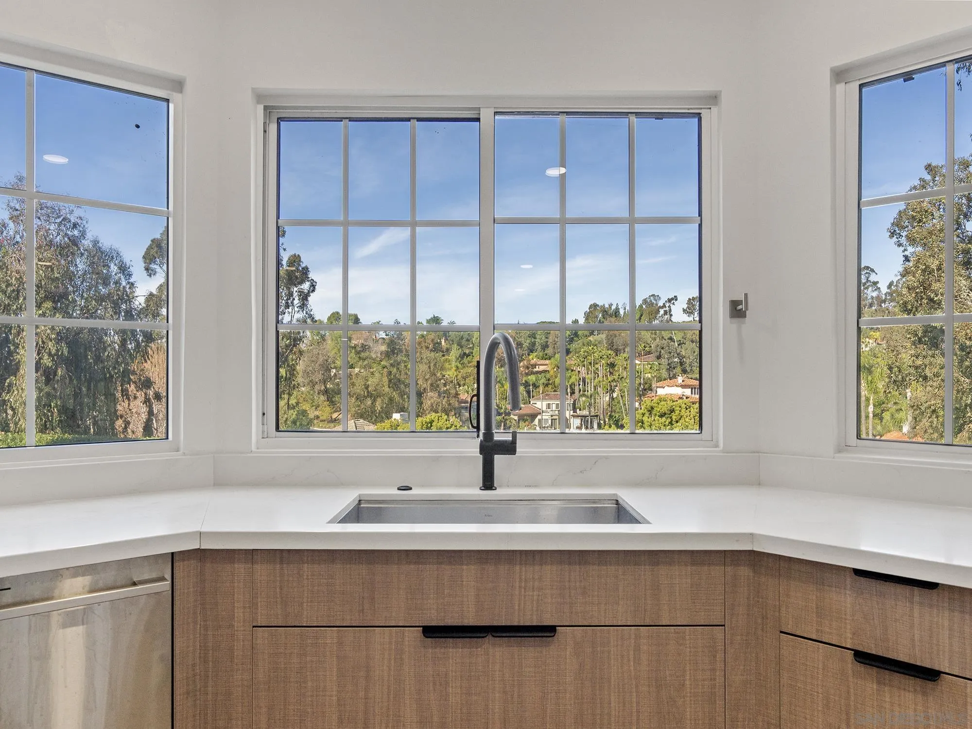 https://cdn.realtyfeed.com/cdn/127/260003088/66b3ca4672f42ff777c4124f24c0038f.webp