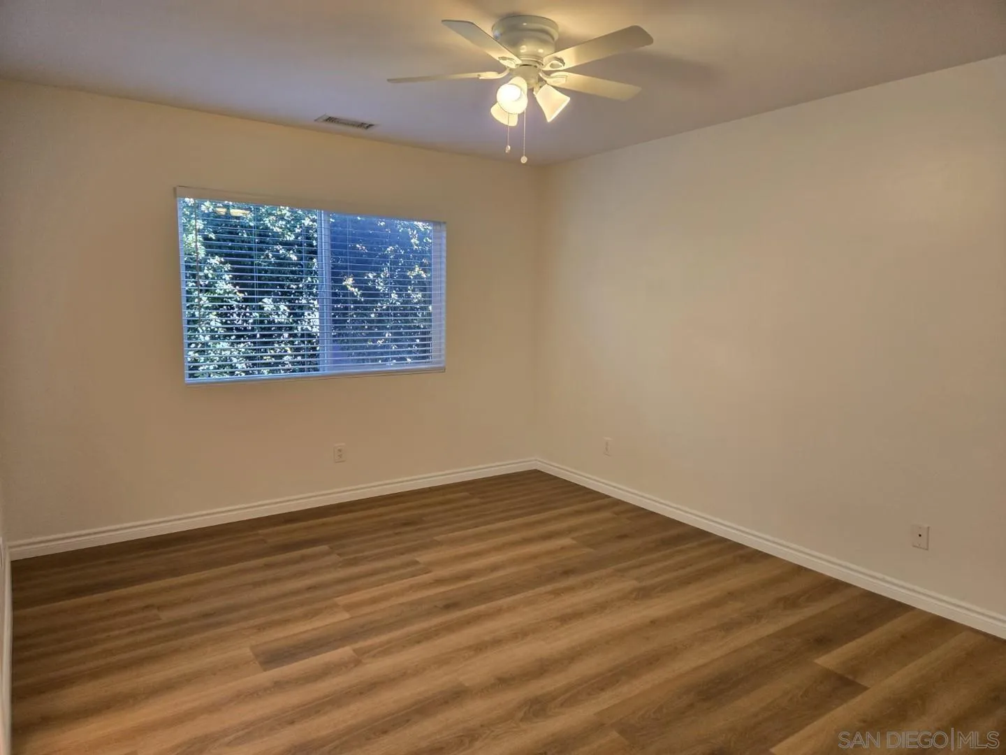 https://cdn.realtyfeed.com/cdn/127/260003089/6acd0d4aa1ab6f48af8c6a6927e412da.webp