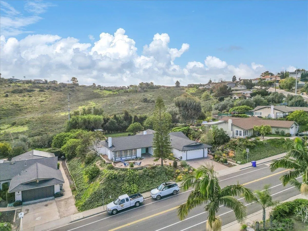 https://cdn.realtyfeed.com/cdn/127/260003095/818ac45be4cb6274f02eb198cad98e80.webp