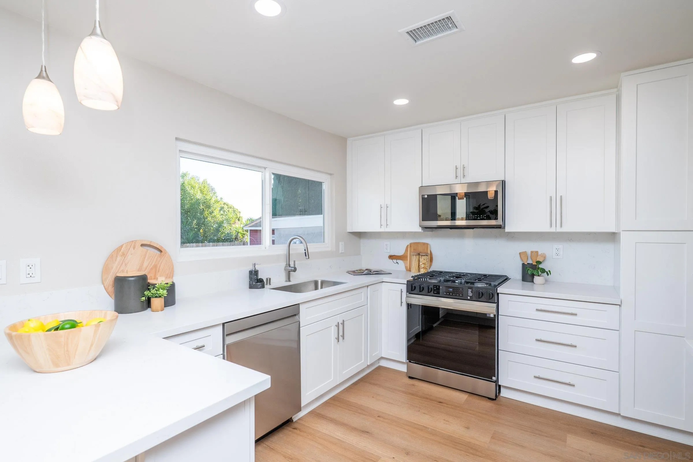 https://cdn.realtyfeed.com/cdn/127/260003103/a9f513bfb4d1c720cca16b2bb6b268a8.webp