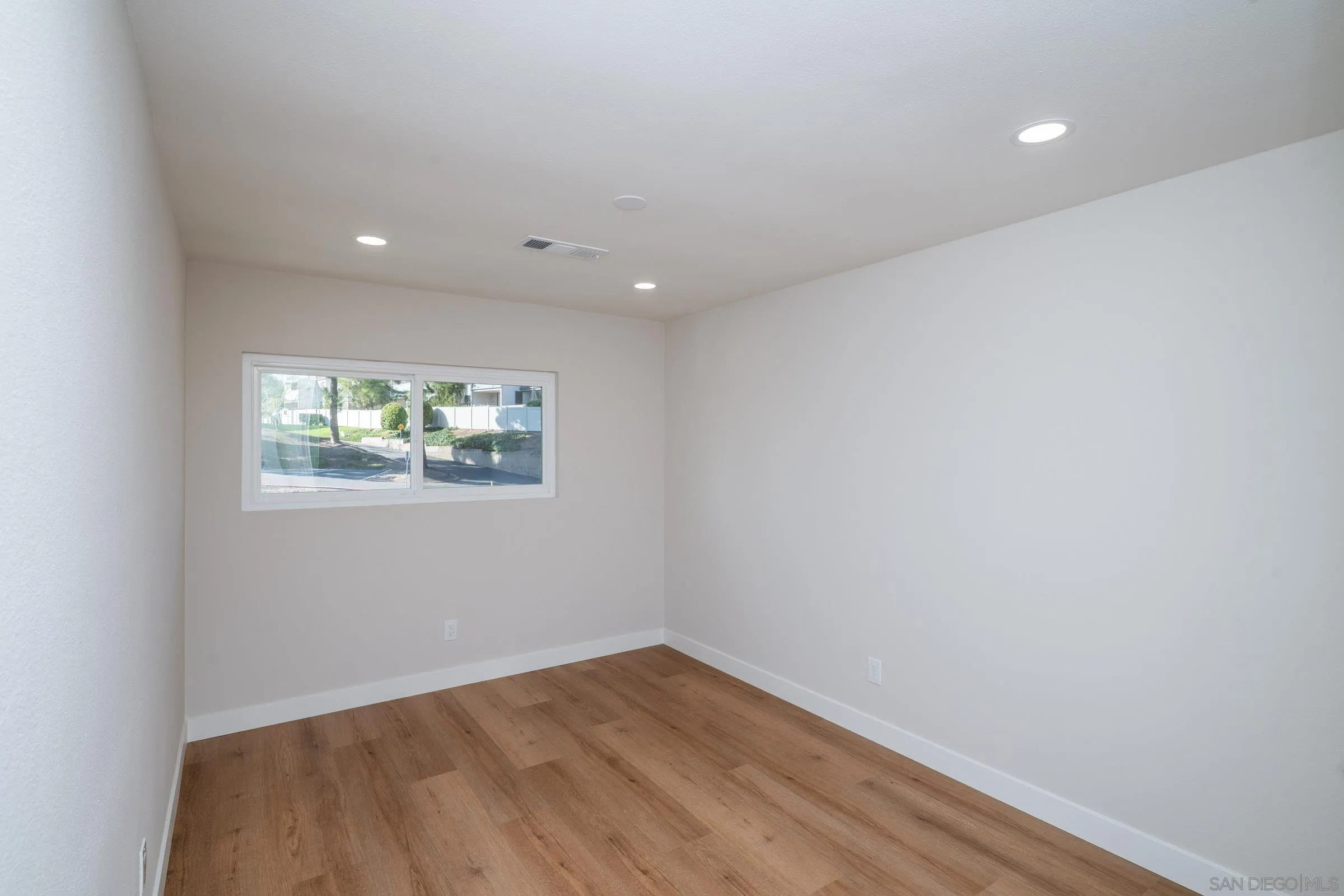 https://cdn.realtyfeed.com/cdn/127/260003103/ced3a2969b0524118ae3767fc6e56e0a.webp
