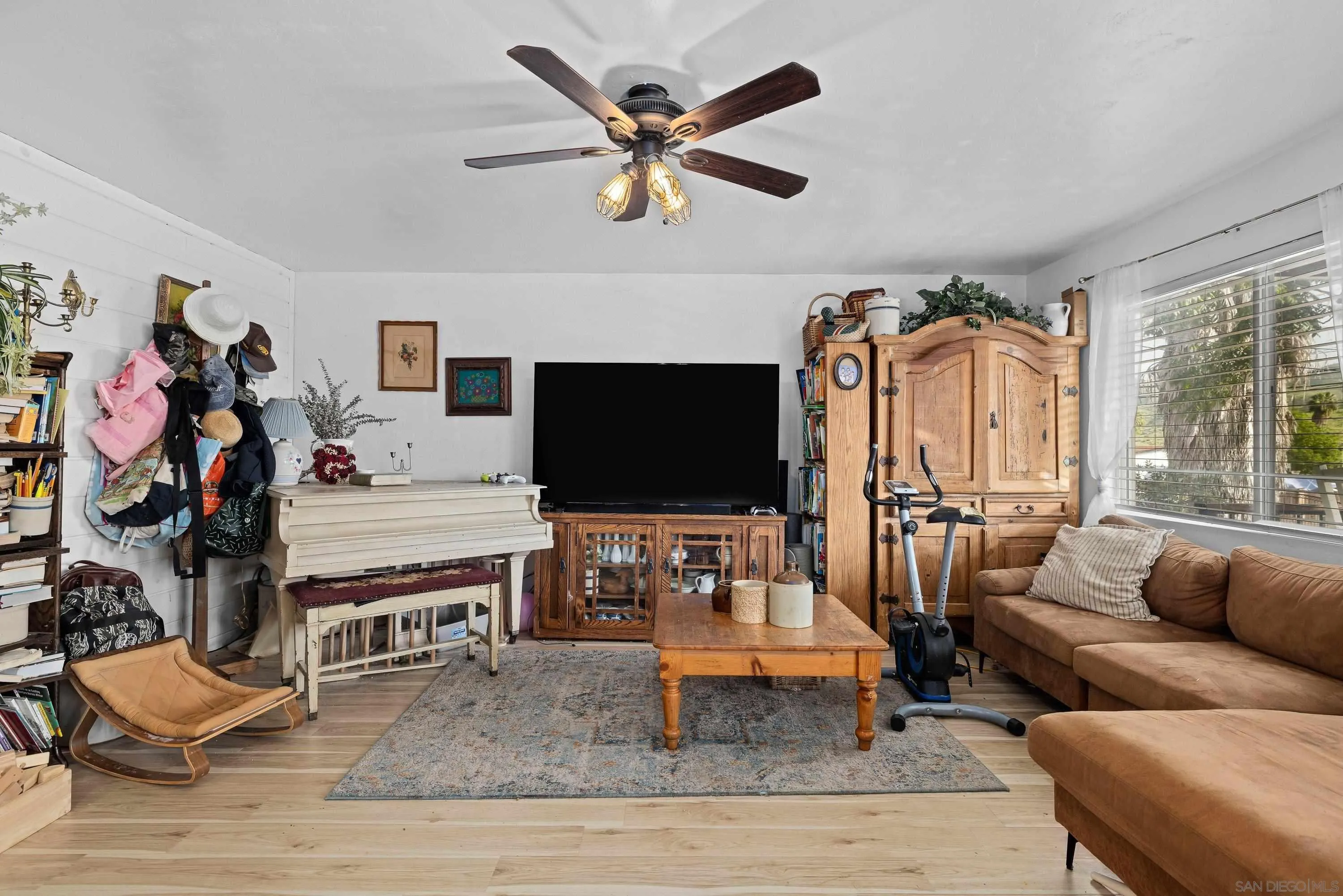 https://cdn.realtyfeed.com/cdn/127/260003119/2b70f11854954809c0afcf6ada4f0b23.webp
