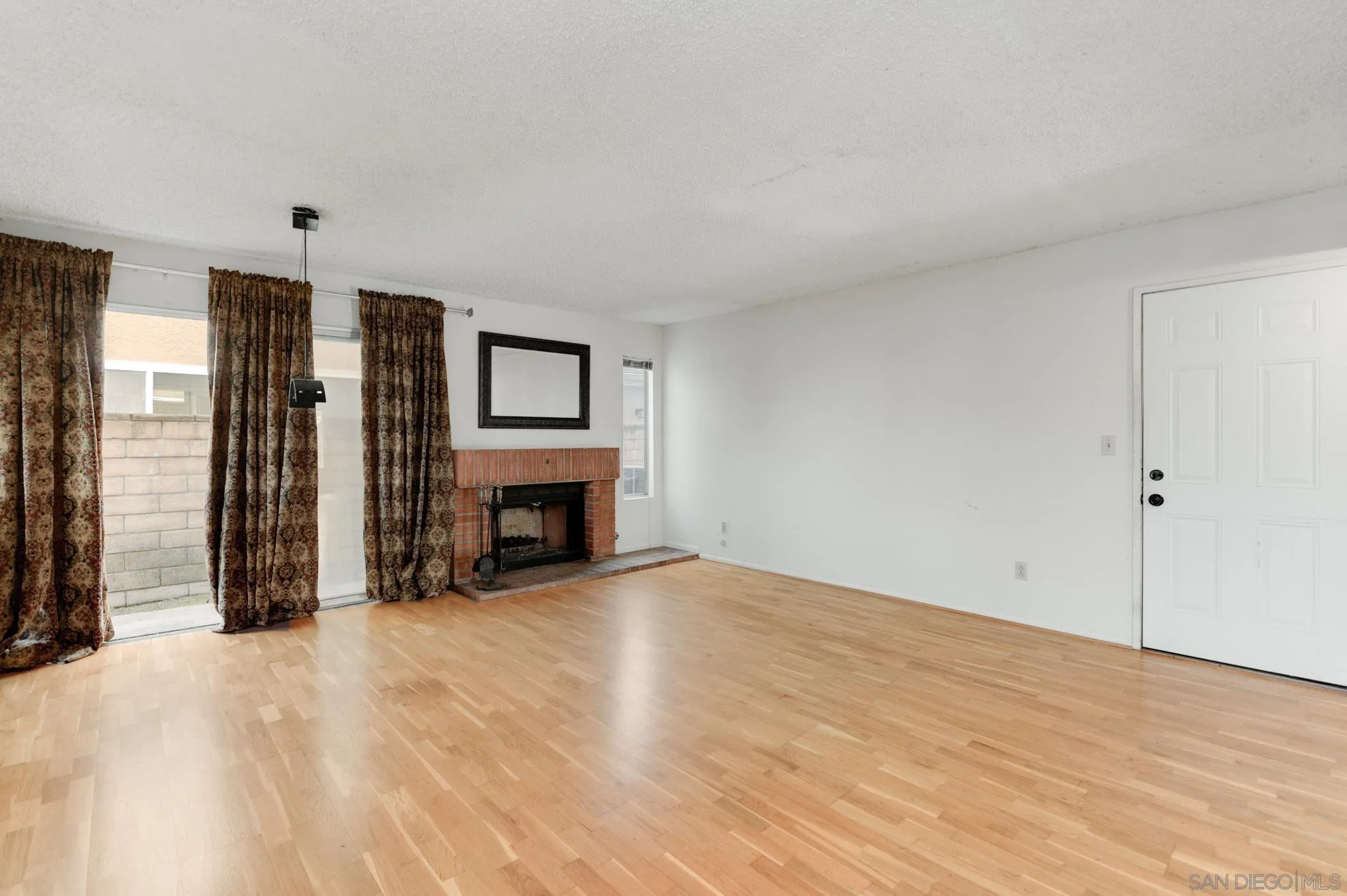 https://cdn.realtyfeed.com/cdn/127/260003120/8211ef67cc351f1539e9bfad7a1a23ba.webp